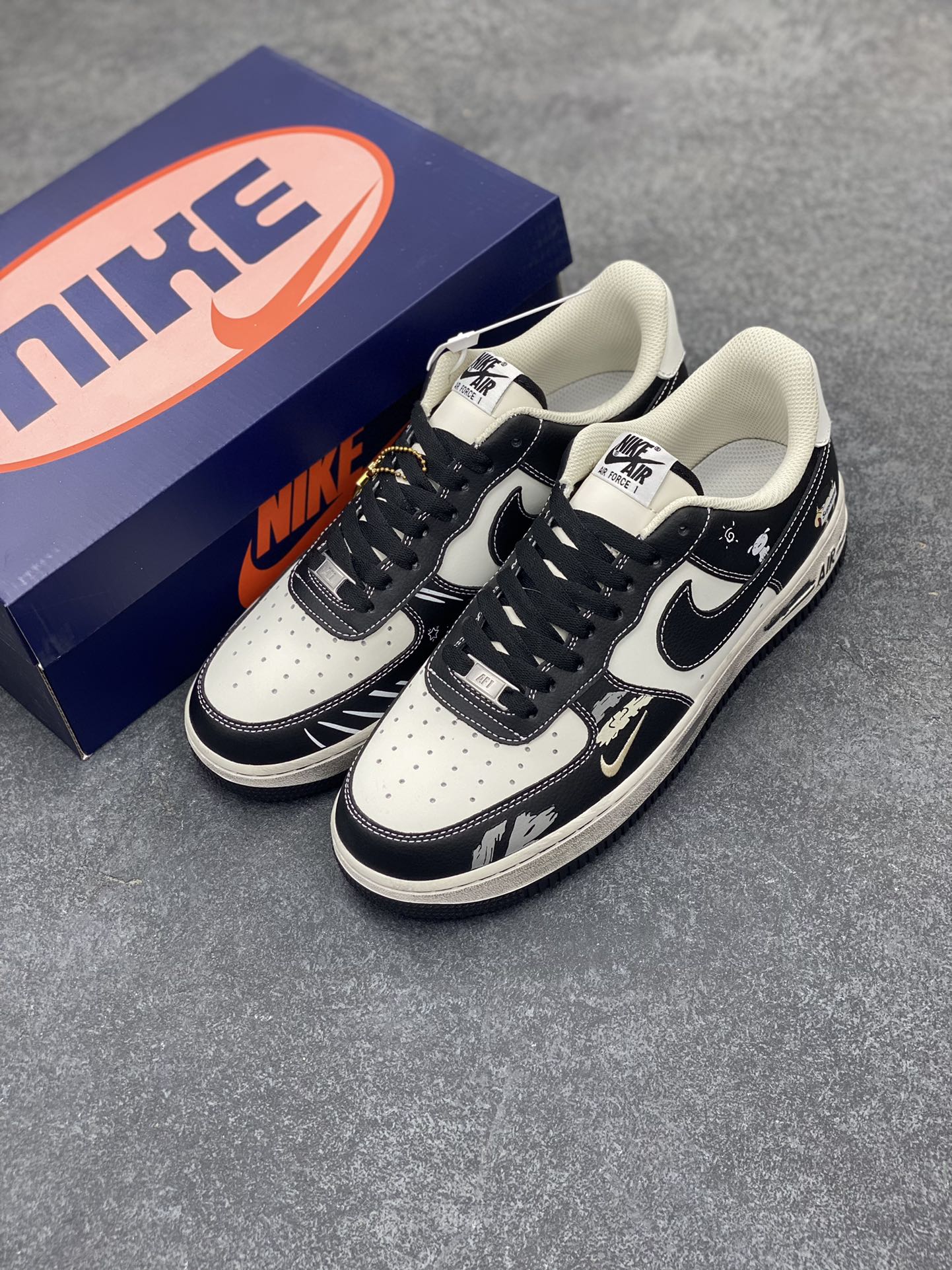 图片[8]-Nike Air Force 1 Low “Xin and Bai” “小新小白”空军一号低帮休闲运动板鞋 在春日部的一个平凡午后，阳光透过斑驳的树叶，洒在野原家的小院里。五岁的野原新之助正带着他心爱的宠物狗小白，开启又一段充满欢乐与新奇的冒险之旅。 货号：DD3301-880 尺码：36 36.5 37.5 38 38.5 39 40 40.5 41 42 42.5 43 44 44.5 45-选品中心