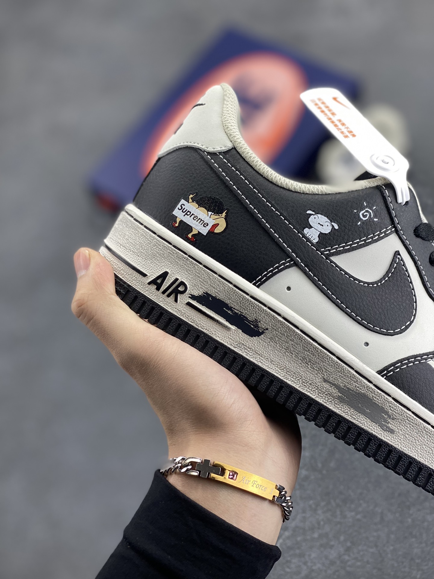 图片[6]-Nike Air Force 1 Low “Xin and Bai” “小新小白”空军一号低帮休闲运动板鞋 在春日部的一个平凡午后，阳光透过斑驳的树叶，洒在野原家的小院里。五岁的野原新之助正带着他心爱的宠物狗小白，开启又一段充满欢乐与新奇的冒险之旅。 货号：DD3301-880 尺码：36 36.5 37.5 38 38.5 39 40 40.5 41 42 42.5 43 44 44.5 45-选品中心