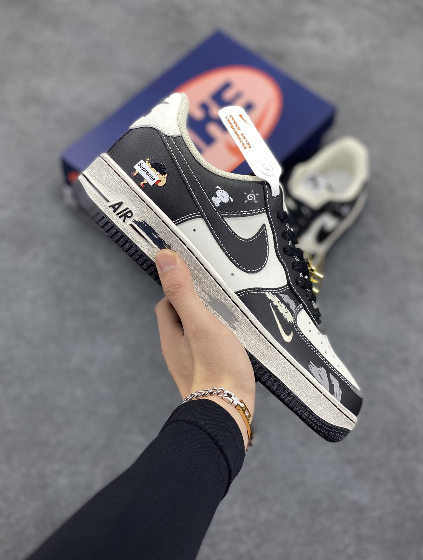 Nike Air Force 1 Low “Xin and Bai” “小新小白”空军一号低帮休闲运动板鞋 在春日部的一个平凡午后,阳光透过斑驳的树叶,洒在野原家的小院里。五岁的野原新之助正带着他心爱的宠物狗小白,开启又一段充满欢乐与新奇的冒险之旅。 货号:DD3301-880 尺码:36 36.5 37.5 38 38.5 39 40 40.5 41 42 42.5 43 44 44.5 45-选品中心