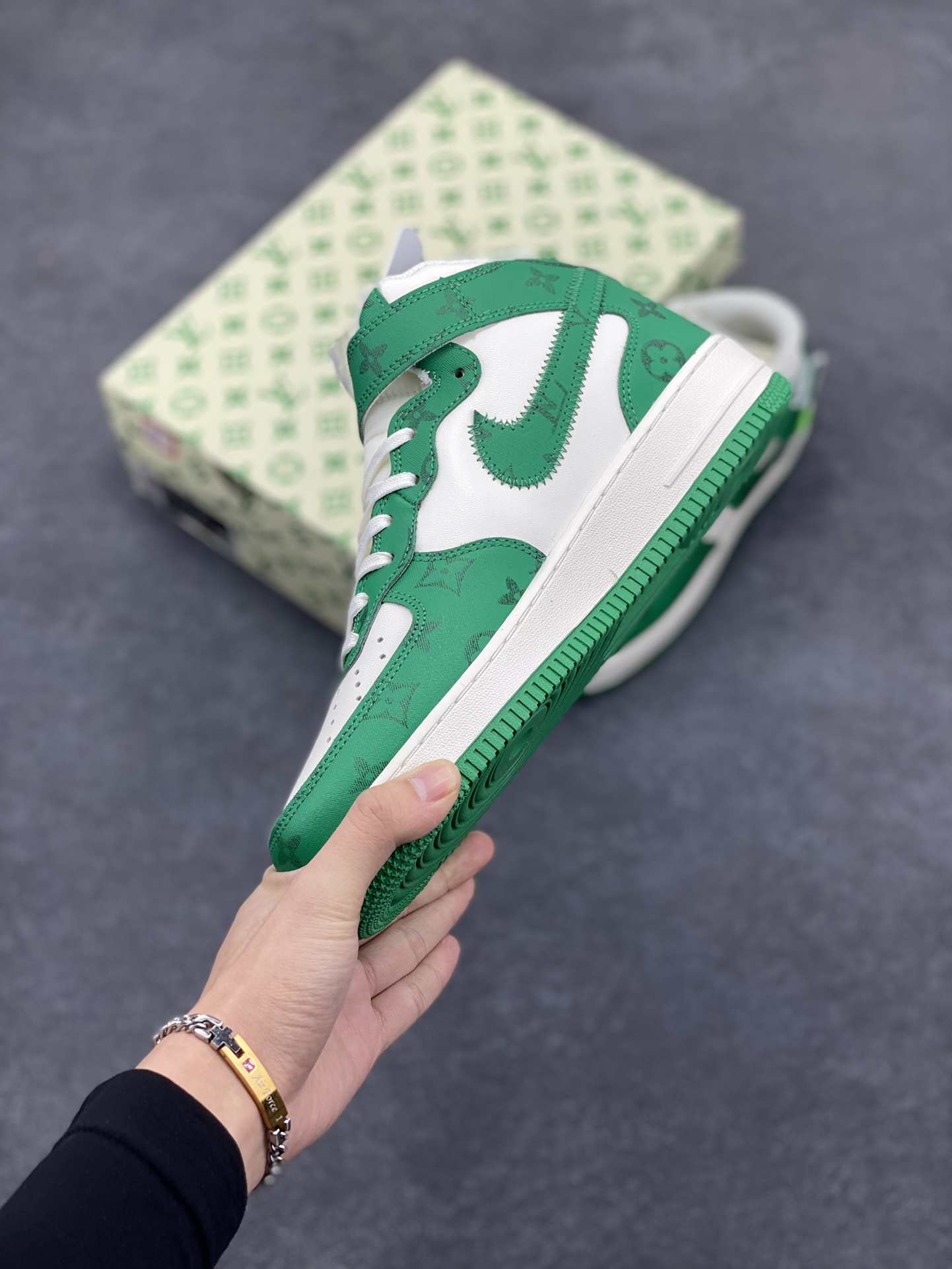 图片[3]-路易威登Louis Vuitton 联名定制 Nike Air Force 1 MID \’07 米绿 空军中帮休闲板鞋 定制LV鞋盒 原楦原纸板 纯正空军版型 内置全掌气垫 货号：LL0222-002 尺码：36 36.5 37.5 38 38.5 39 40 40.5 41 42 42.5 43 44 44.5 45-选品中心