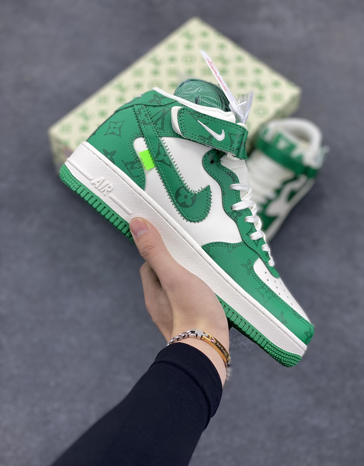 路易威登Louis Vuitton 联名定制 Nike Air Force 1 MID \’07 米绿 空军中帮休闲板鞋 定制LV鞋盒 原楦原纸板 纯正空军版型 内置全掌气垫 货号:LL0222-002 尺码:36 36.5 37.5 38 38.5 39 40 40.5 41 42 42.5 43 44 44.5 45-选品中心