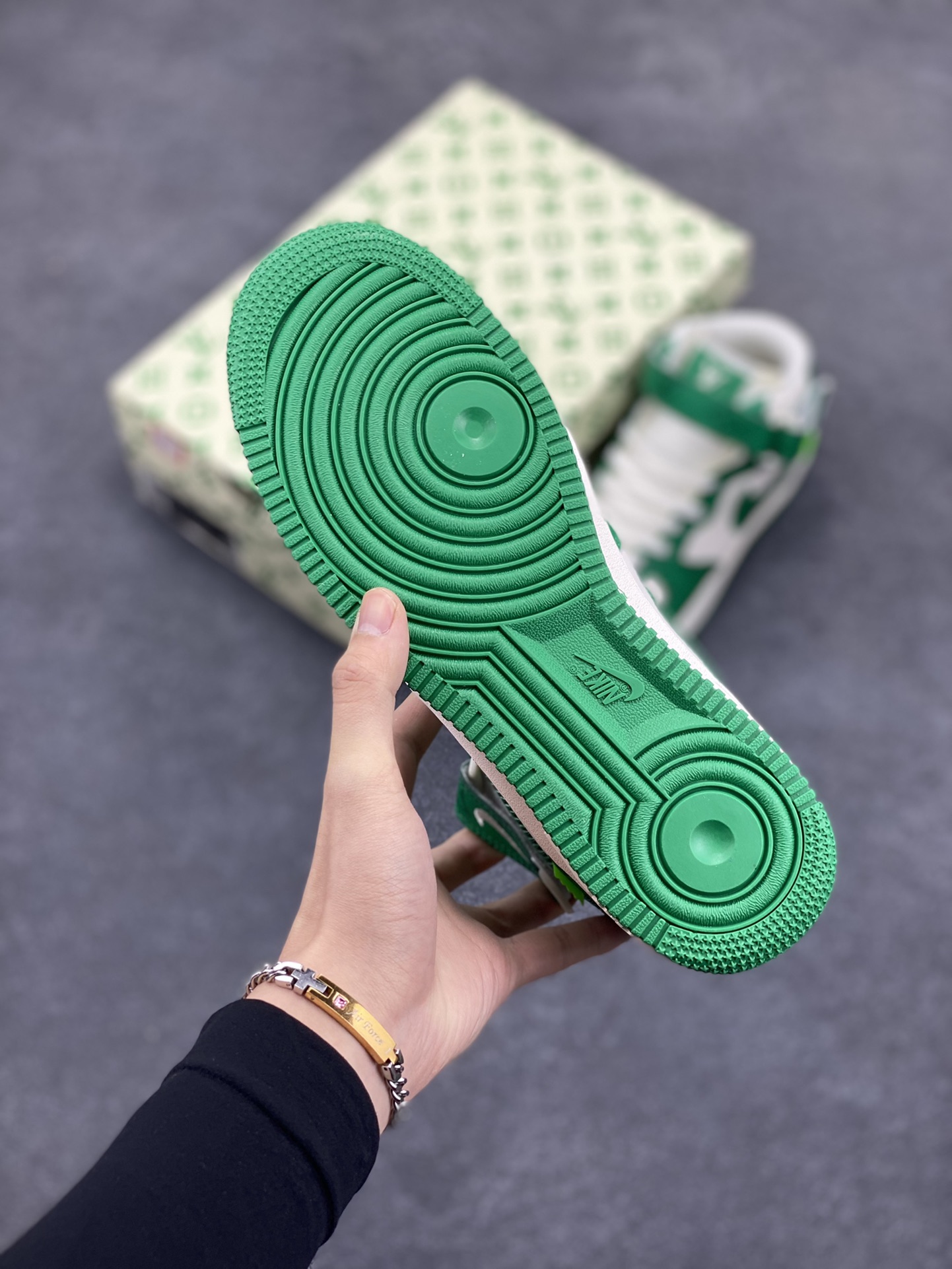 图片[5]-路易威登Louis Vuitton 联名定制 Nike Air Force 1 MID \’07 米绿 空军中帮休闲板鞋 定制LV鞋盒 原楦原纸板 纯正空军版型 内置全掌气垫 货号：LL0222-002 尺码：36 36.5 37.5 38 38.5 39 40 40.5 41 42 42.5 43 44 44.5 45-选品中心