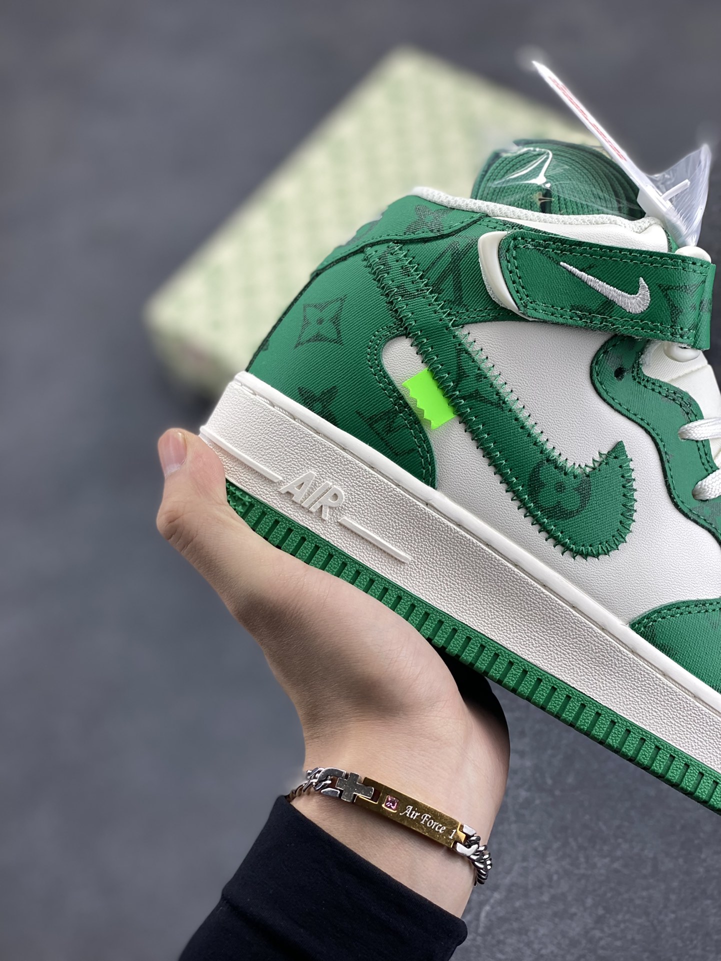 图片[6]-路易威登Louis Vuitton 联名定制 Nike Air Force 1 MID \’07 米绿 空军中帮休闲板鞋 定制LV鞋盒 原楦原纸板 纯正空军版型 内置全掌气垫 货号：LL0222-002 尺码：36 36.5 37.5 38 38.5 39 40 40.5 41 42 42.5 43 44 44.5 45-选品中心