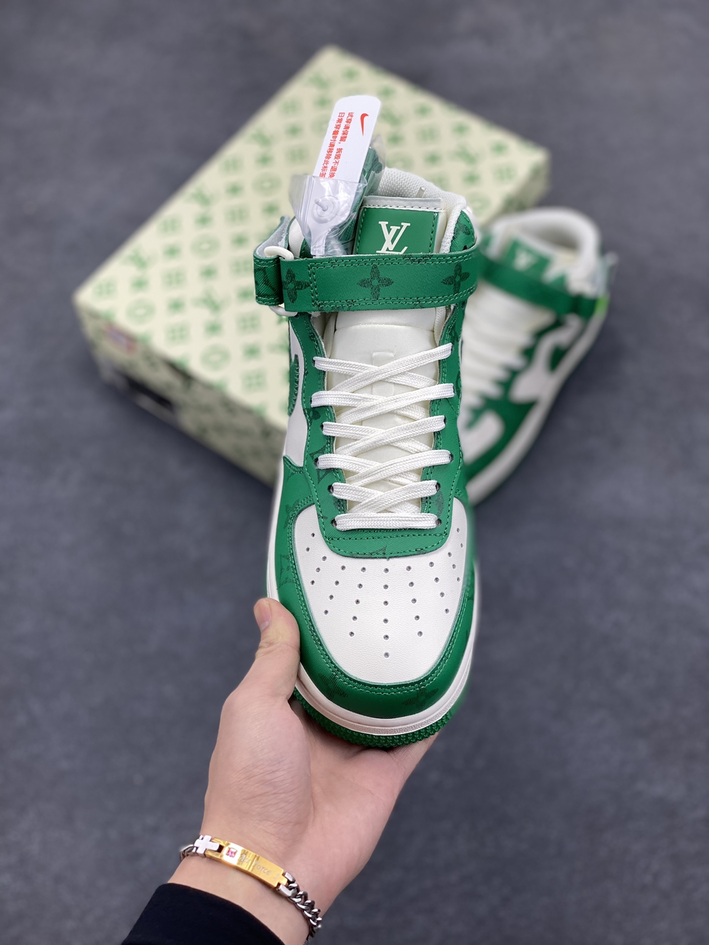 图片[2]-路易威登Louis Vuitton 联名定制 Nike Air Force 1 MID \’07 米绿 空军中帮休闲板鞋 定制LV鞋盒 原楦原纸板 纯正空军版型 内置全掌气垫 货号：LL0222-002 尺码：36 36.5 37.5 38 38.5 39 40 40.5 41 42 42.5 43 44 44.5 45-选品中心