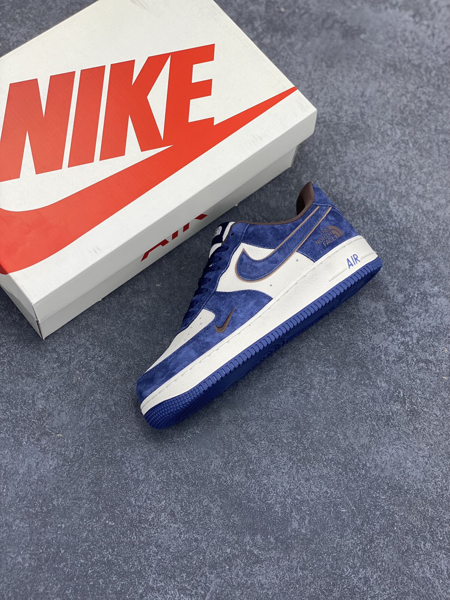 图片[7]-NIke Air Force 1 \’07 Low “北面联名–钢蓝色”空军一号 低帮 运动鞋 休闲鞋 折边针车 工艺难度大 原楦头原纸板 原装鞋盒 定制五金配件 内置全掌气垫 原厂鞋底 货号：KK1988-032 尺码：36 36.5 37.5 38 38.5 39 40 40.5 41 42 42.5 43 44 44.5 45-选品中心