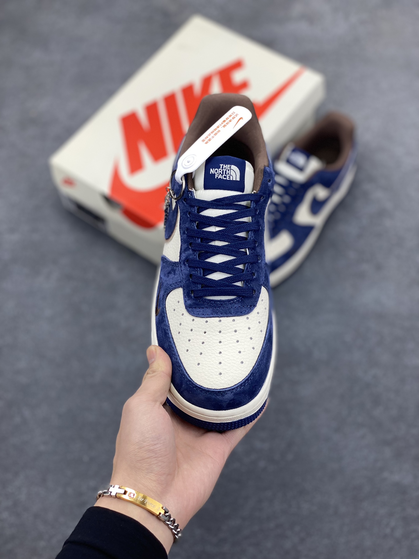 图片[2]-NIke Air Force 1 \’07 Low “北面联名–钢蓝色”空军一号 低帮 运动鞋 休闲鞋 折边针车 工艺难度大 原楦头原纸板 原装鞋盒 定制五金配件 内置全掌气垫 原厂鞋底 货号：KK1988-032 尺码：36 36.5 37.5 38 38.5 39 40 40.5 41 42 42.5 43 44 44.5 45-选品中心