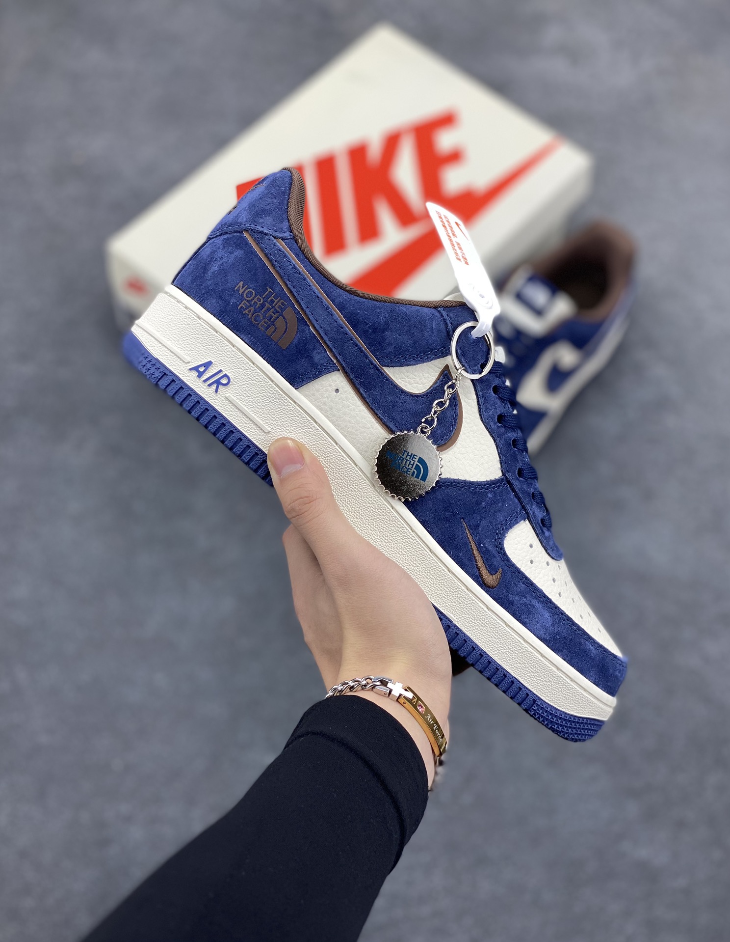 NIke Air Force 1 \’07 Low “北面联名–钢蓝色”空军一号 低帮 运动鞋 休闲鞋 折边针车 工艺难度大 原楦头原纸板 原装鞋盒 定制五金配件 内置全掌气垫 原厂鞋底 货号:KK1988-032 尺码:36 36.5 37.5 38 38.5 39 40 40.5 41 42 42.5 43 44 44.5 45-选品中心