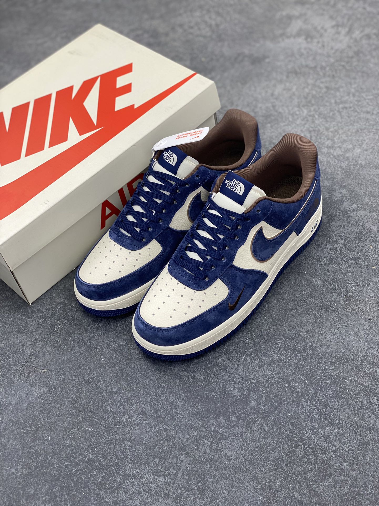 图片[8]-NIke Air Force 1 \’07 Low “北面联名–钢蓝色”空军一号 低帮 运动鞋 休闲鞋 折边针车 工艺难度大 原楦头原纸板 原装鞋盒 定制五金配件 内置全掌气垫 原厂鞋底 货号：KK1988-032 尺码：36 36.5 37.5 38 38.5 39 40 40.5 41 42 42.5 43 44 44.5 45-选品中心