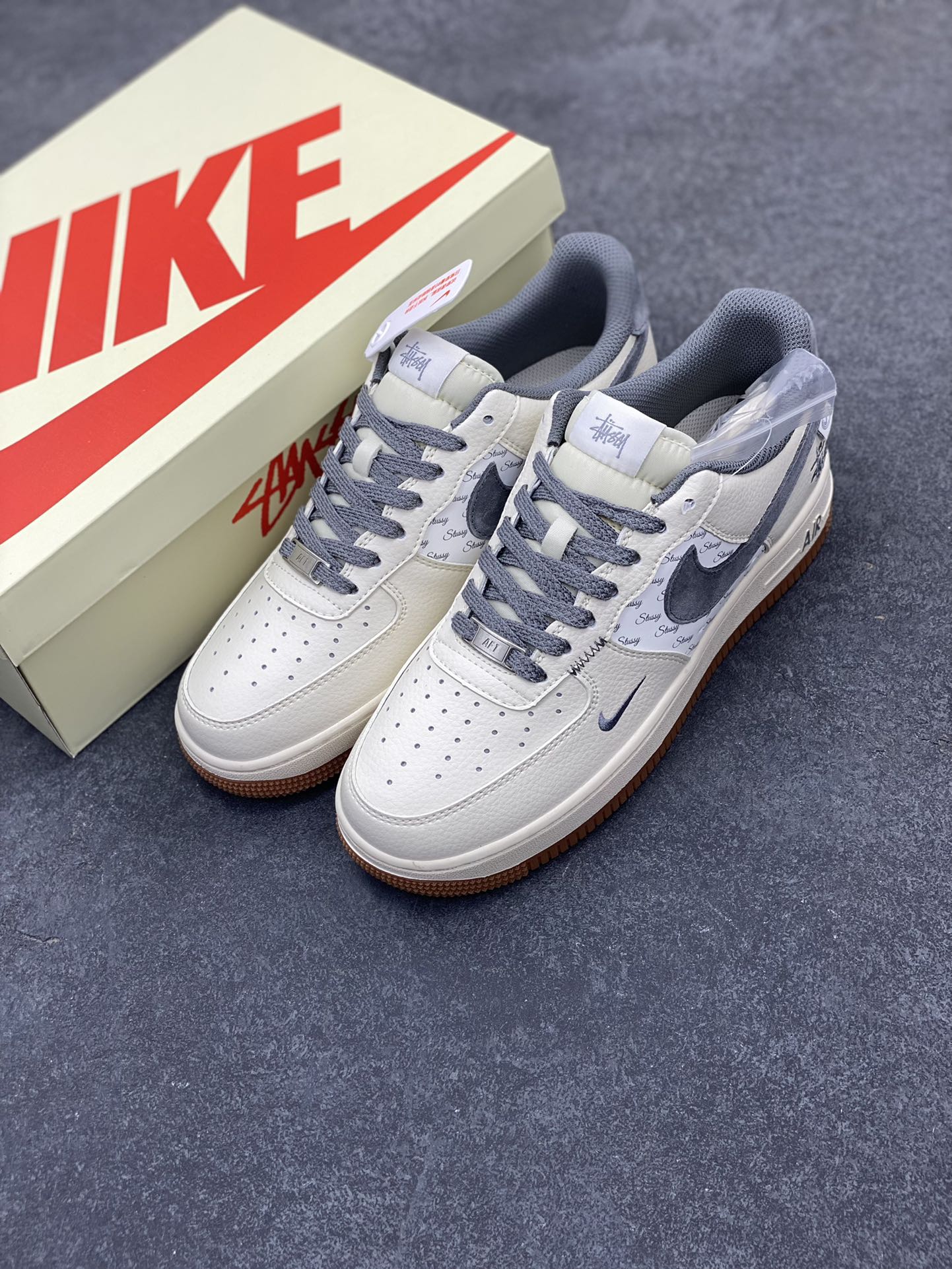 图片[8]-NIke Air Force 1 \’07 Low “斯图西联名–灰勾英文”空军一号 低帮 运动鞋 休闲鞋 折边针车 工艺难度大 原楦头原纸板 原装鞋盒 定制五金配件 内置全掌气垫 原厂鞋底 货号：XZ6188-256 尺码：36 36.5 37.5 38 38.5 39 40 40.5 41 42 42.5 43 44 44.5 45-选品中心