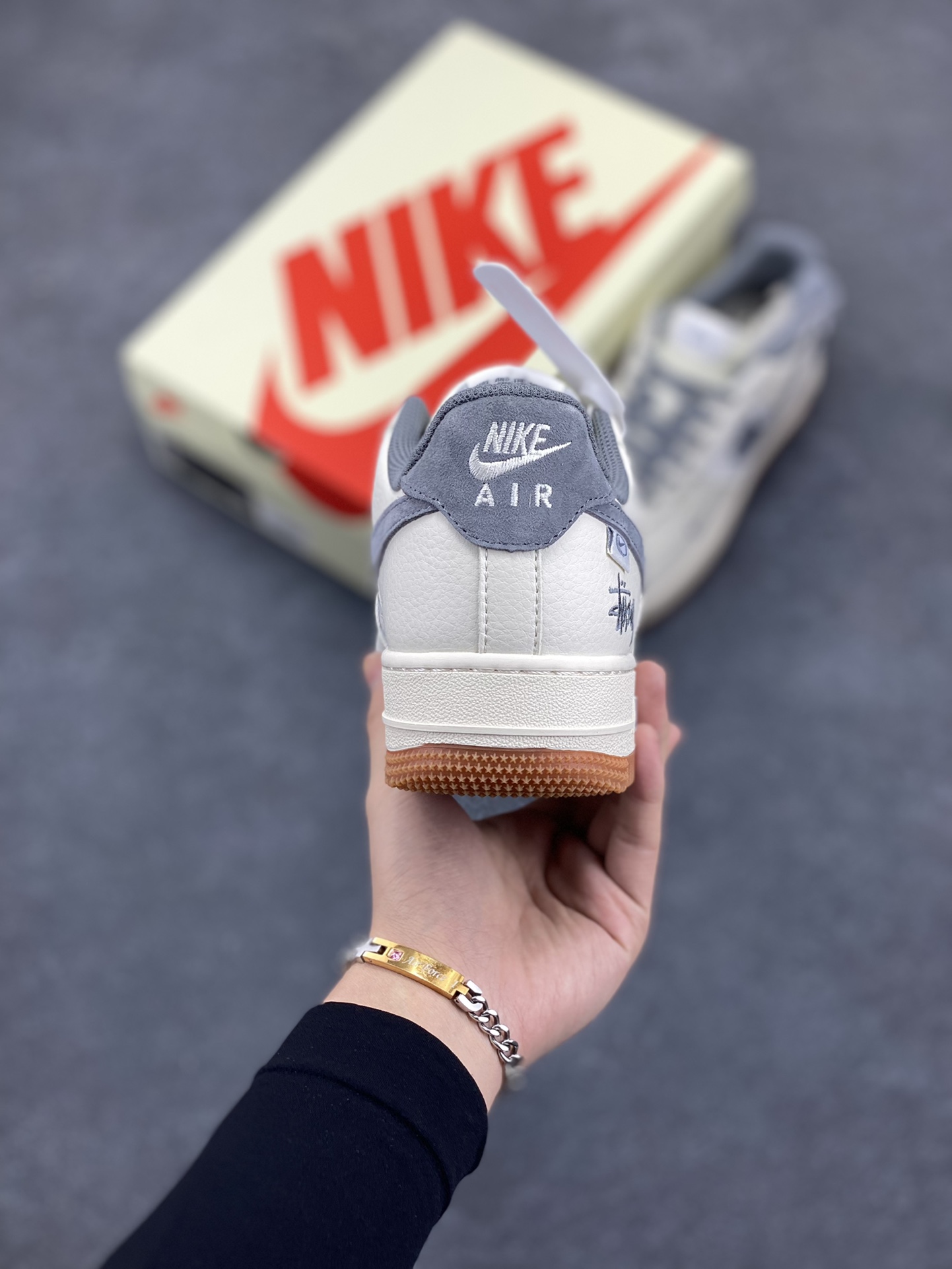 图片[4]-NIke Air Force 1 \’07 Low “斯图西联名–灰勾英文”空军一号 低帮 运动鞋 休闲鞋 折边针车 工艺难度大 原楦头原纸板 原装鞋盒 定制五金配件 内置全掌气垫 原厂鞋底 货号：XZ6188-256 尺码：36 36.5 37.5 38 38.5 39 40 40.5 41 42 42.5 43 44 44.5 45-选品中心