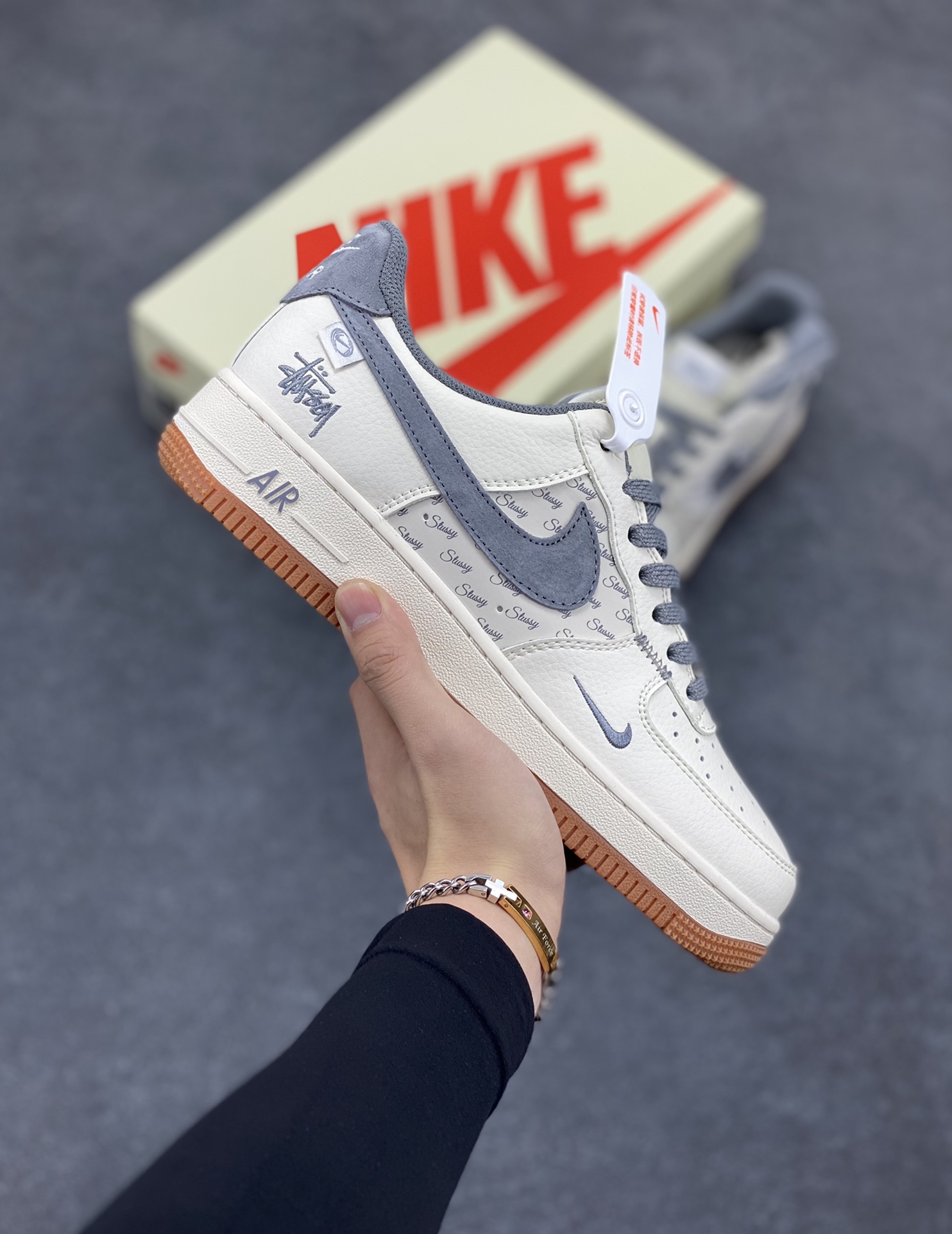 NIke Air Force 1 \'07 Low “斯图西联名--灰勾英文”空军一号 低帮 运动鞋 休闲鞋 折边针车 工艺难度大 原楦头原纸板 原装鞋盒 定制五金配件 内置全掌气垫 原厂鞋底 货号：XZ6188-256 尺码：36 36.5 37.5 38 38.5 39 40 40.5 41 42 42.5 43 44 44.5 45-选品中心