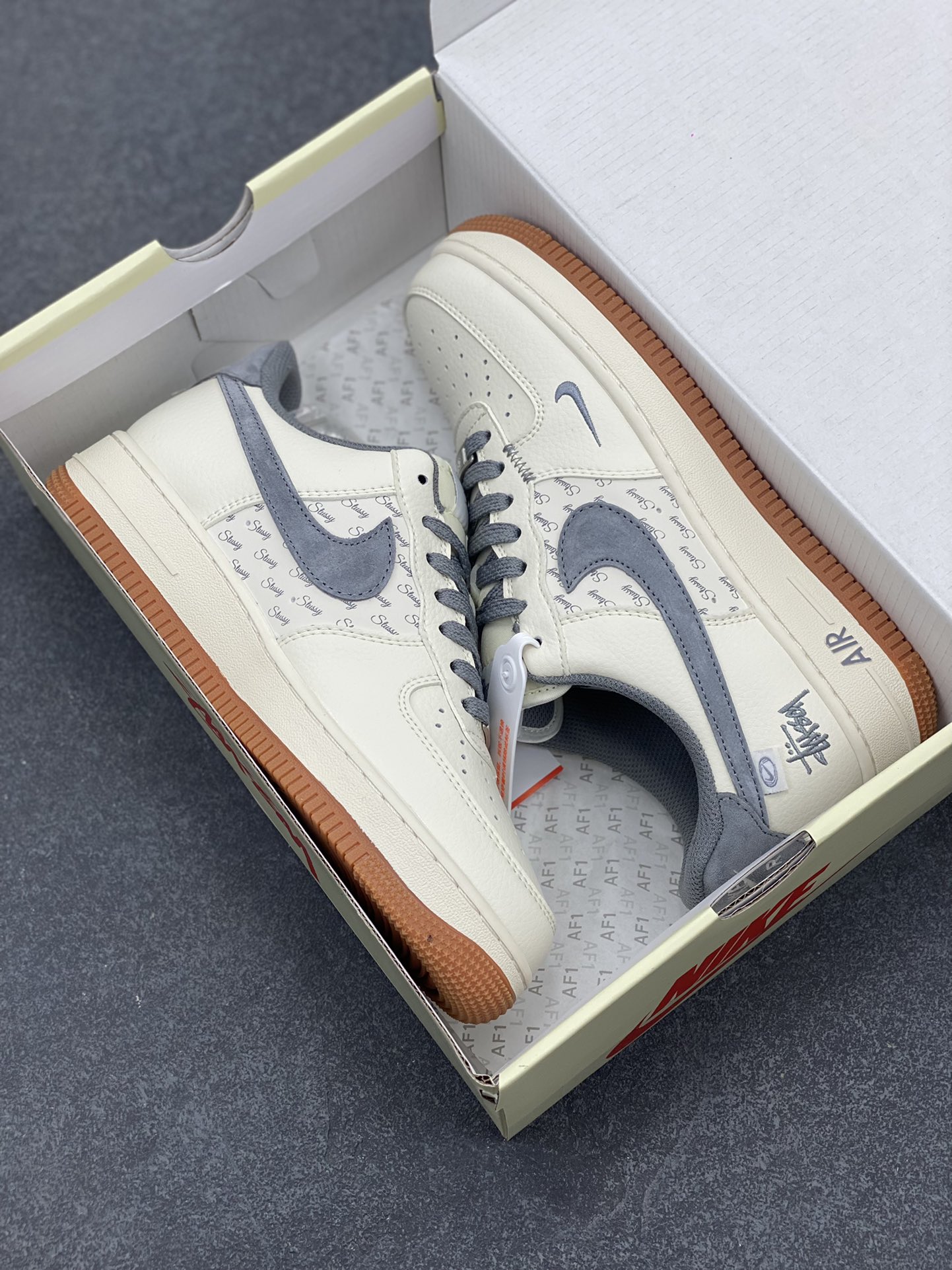 图片[9]-NIke Air Force 1 \’07 Low “斯图西联名–灰勾英文”空军一号 低帮 运动鞋 休闲鞋 折边针车 工艺难度大 原楦头原纸板 原装鞋盒 定制五金配件 内置全掌气垫 原厂鞋底 货号：XZ6188-256 尺码：36 36.5 37.5 38 38.5 39 40 40.5 41 42 42.5 43 44 44.5 45-选品中心