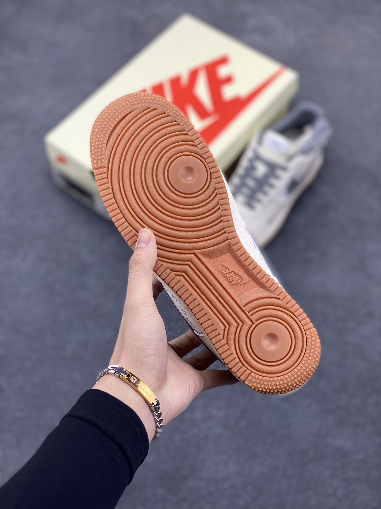 图片[5]-NIke Air Force 1 \’07 Low “斯图西联名–灰勾英文”空军一号 低帮 运动鞋 休闲鞋 折边针车 工艺难度大 原楦头原纸板 原装鞋盒 定制五金配件 内置全掌气垫 原厂鞋底 货号：XZ6188-256 尺码：36 36.5 37.5 38 38.5 39 40 40.5 41 42 42.5 43 44 44.5 45-选品中心