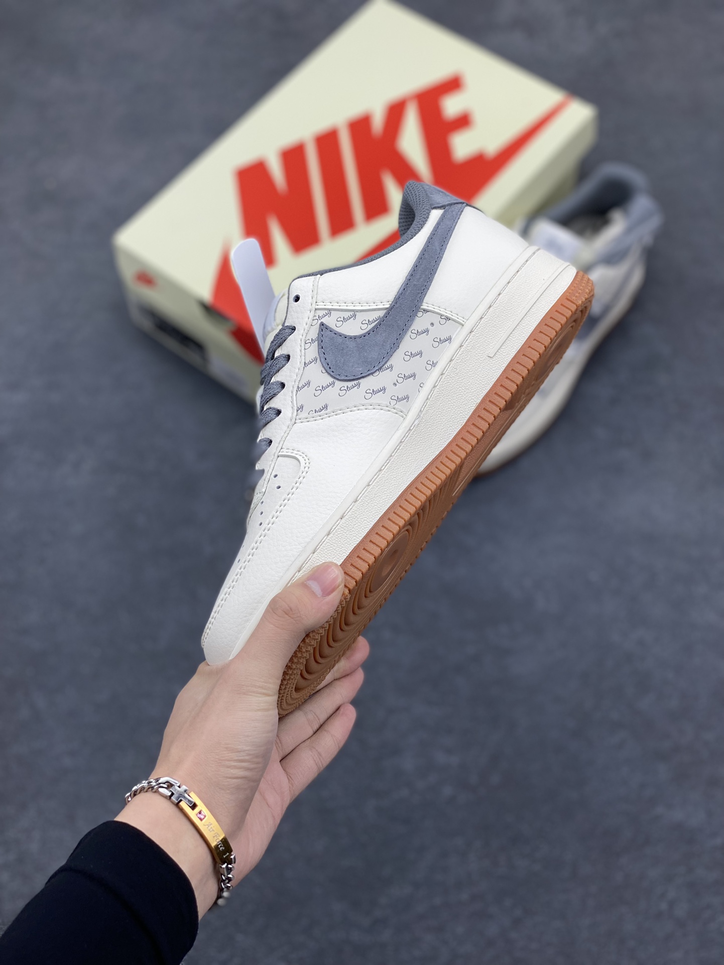 图片[3]-NIke Air Force 1 \’07 Low “斯图西联名–灰勾英文”空军一号 低帮 运动鞋 休闲鞋 折边针车 工艺难度大 原楦头原纸板 原装鞋盒 定制五金配件 内置全掌气垫 原厂鞋底 货号：XZ6188-256 尺码：36 36.5 37.5 38 38.5 39 40 40.5 41 42 42.5 43 44 44.5 45-选品中心