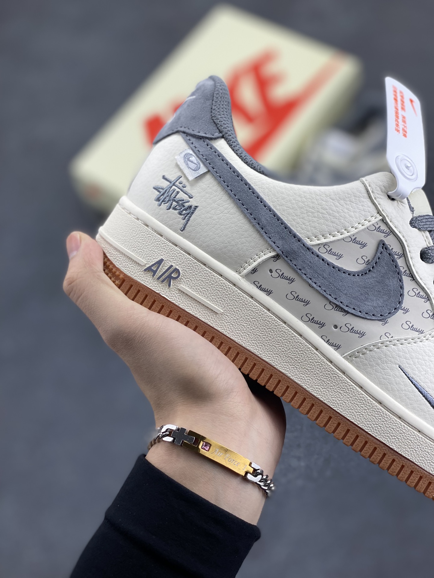 图片[6]-NIke Air Force 1 \’07 Low “斯图西联名–灰勾英文”空军一号 低帮 运动鞋 休闲鞋 折边针车 工艺难度大 原楦头原纸板 原装鞋盒 定制五金配件 内置全掌气垫 原厂鞋底 货号：XZ6188-256 尺码：36 36.5 37.5 38 38.5 39 40 40.5 41 42 42.5 43 44 44.5 45-选品中心