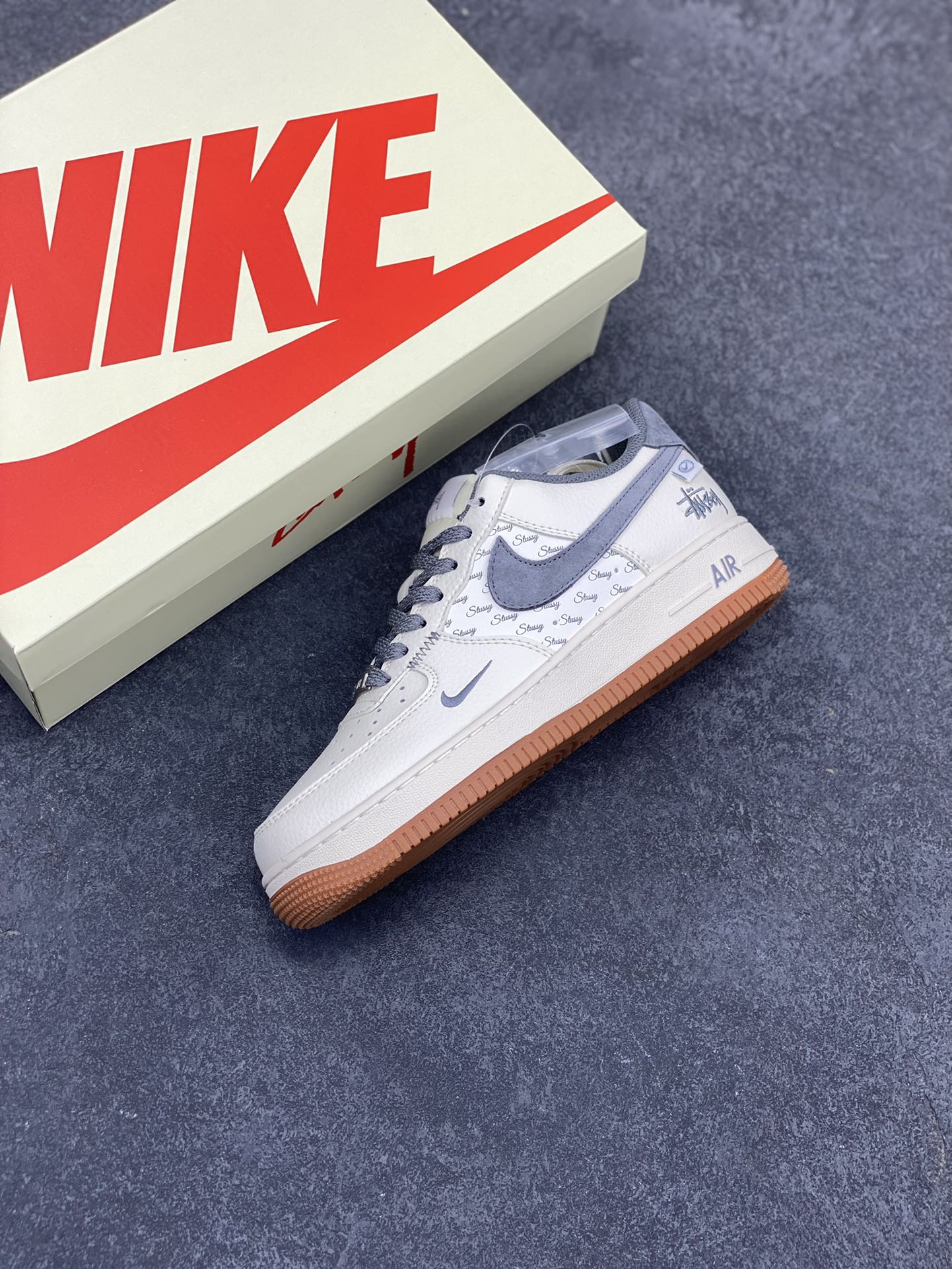 图片[7]-NIke Air Force 1 \’07 Low “斯图西联名–灰勾英文”空军一号 低帮 运动鞋 休闲鞋 折边针车 工艺难度大 原楦头原纸板 原装鞋盒 定制五金配件 内置全掌气垫 原厂鞋底 货号：XZ6188-256 尺码：36 36.5 37.5 38 38.5 39 40 40.5 41 42 42.5 43 44 44.5 45-选品中心