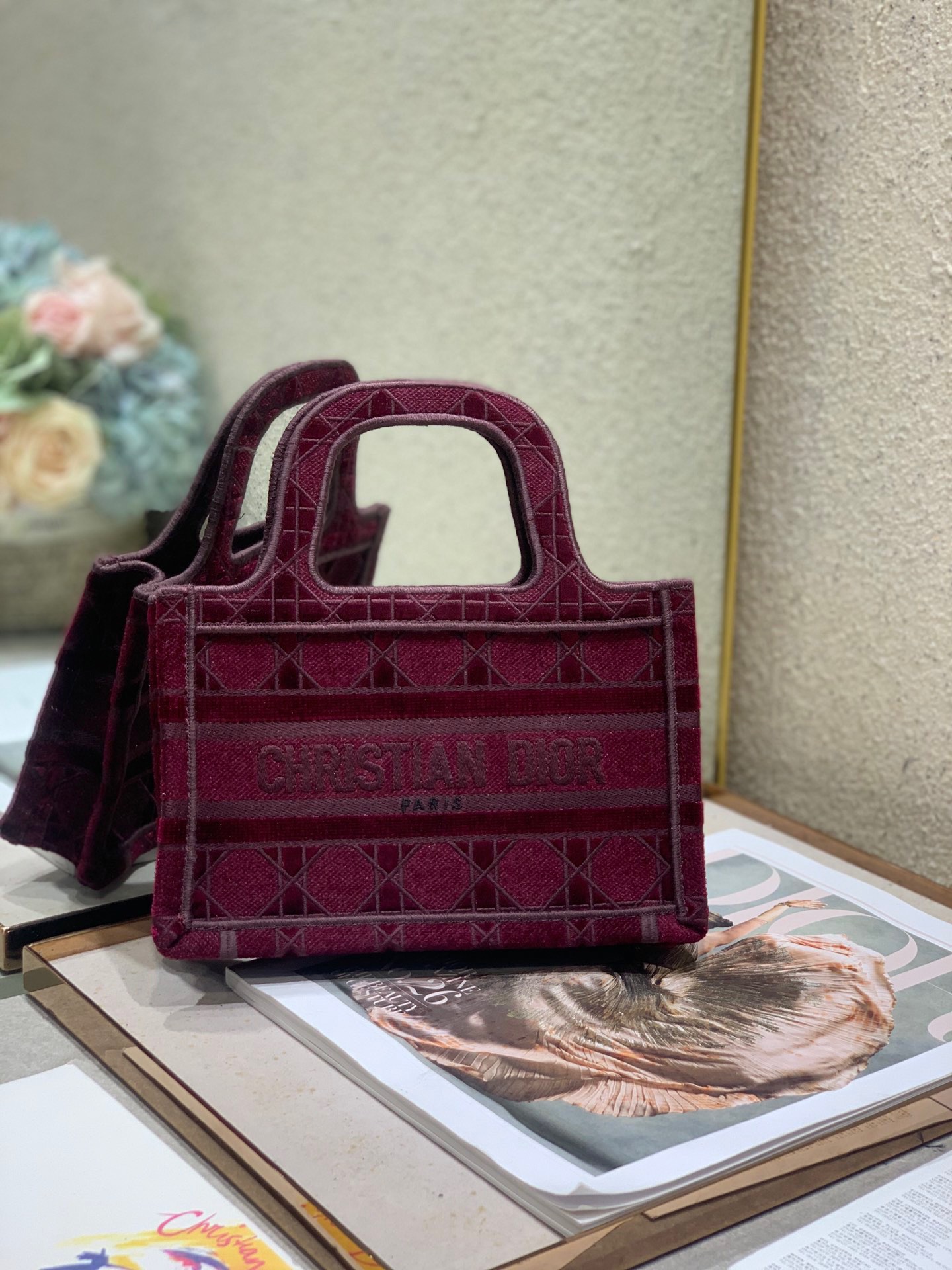 NO:719959,Event clearance, mini, original order quality, no returns or exchanges [velvet red mini size] Dio.r Mini Book tote, a retro and fashionable concave shape item with exquisite embroidery craftsmanship perfectly presented. It can bring highlights to the match when worn ~ This mini size is so wide that I love it8!  The small bag shape is also very convenient for decorating small things~ Whoever uses it is fashionable. It is a must-have for fairies with good looks. Style number: 1286 mini Size: 24x17x7cm, special price, dior19860909活动大清仓,迷你 原单品质,不支持退换【绒格红 迷你号】 Dio.r Mini Book tote 复古又时髦的凹造型单品精湛的刺绣工艺完美呈现 随手一搭就能给搭配带来亮点～ 这款mini号太阔爱了8！ 小小的包型装点零碎的小东西也很方便呐～ 谁用谁时髦 稀饭高颜值的小仙女必入噢. 款号:1286迷你  尺寸:24x17x7cm,特价,dior,Bag