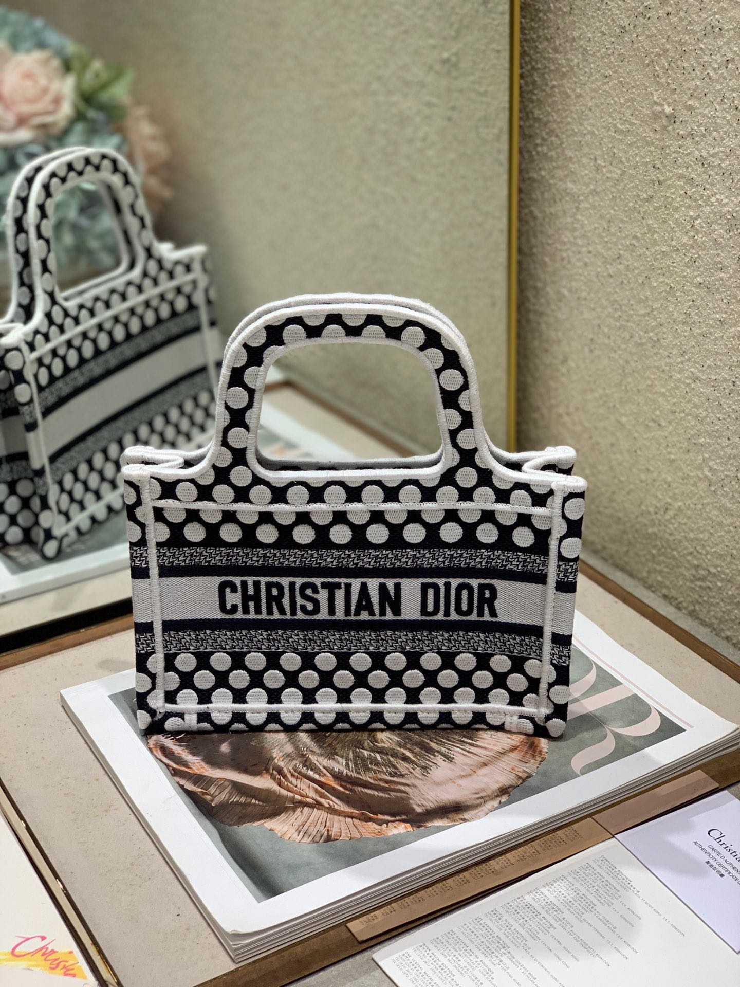 NO:719962,Event clearance, mini original order quality, no returns or exchanges [polka dot white mini size] Dio.r Mini Book tote is a retro and fashionable concave shape item with exquisite embroidery craftsmanship perfectly presented. It can bring highlights to the match with any casual ~ This mini size is so wide that I love it8!  The small bag shape is also very convenient for decorating small things~ Whoever uses it is fashionable. It is a must-have for fairies with good looks. Style number: 1286 mini Size: 24x17x7cm, special price, dior19860909活动大清仓,迷你 原单品质,不支持退换【圆点白 迷你号】 Dio.r Mini Book tote 复古又时髦的凹造型单品精湛的刺绣工艺完美呈现 随手一搭就能给搭配带来亮点～ 这款mini号太阔爱了8！ 小小的包型装点零碎的小东西也很方便呐～ 谁用谁时髦 稀饭高颜值的小仙女必入噢. 款号:1286迷你  尺寸:24x17x7cm,特价,dior,Bag
