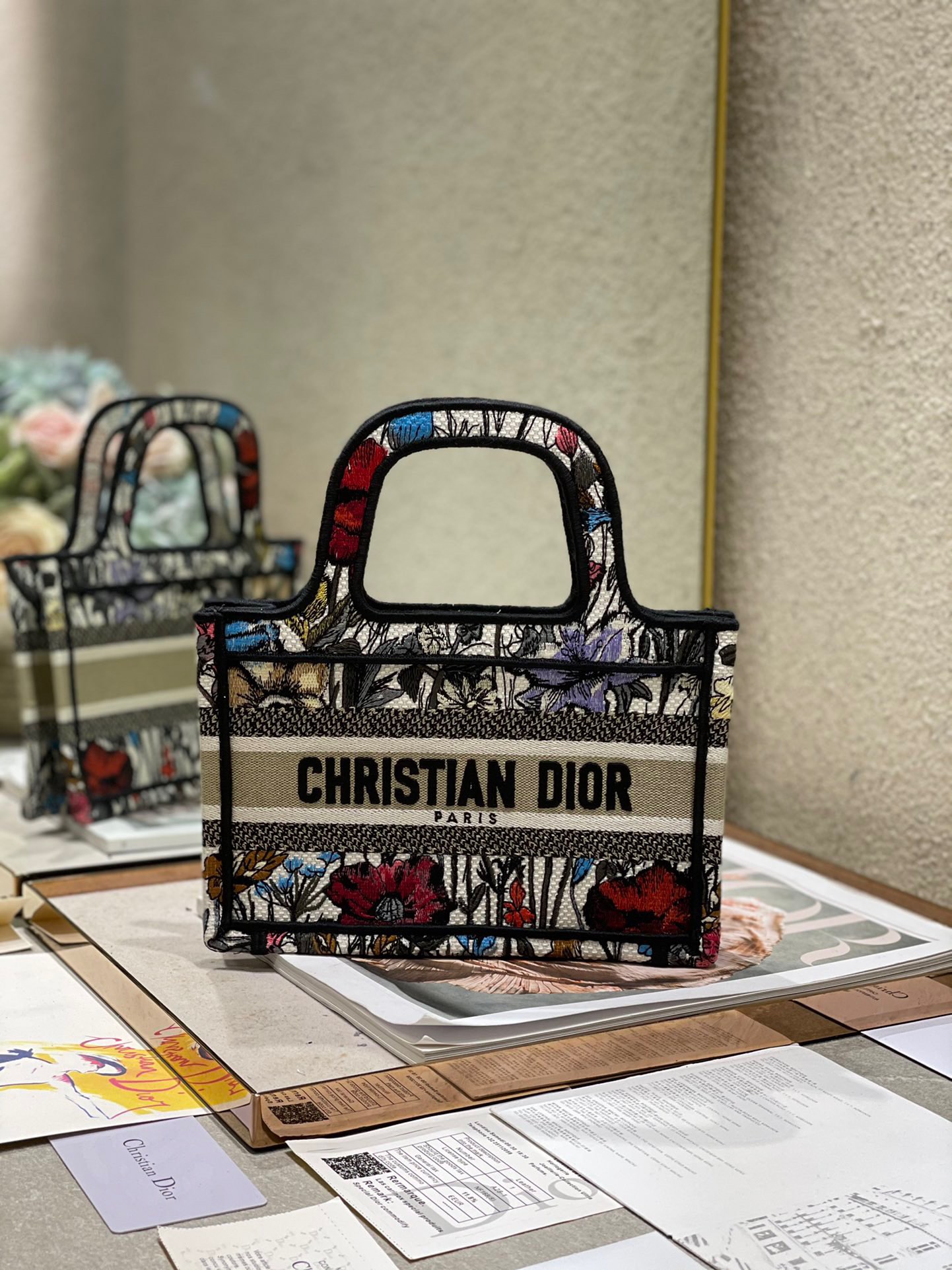 NO:719964,Event clearance, mini, original order quality, no returns or exchanges [Pastoral Flower Mini Size] Dio.r Mini Book tote is a retro and fashionable concave shape item with exquisite embroidery craftsmanship perfectly presented. It can bring highlights to the match when worn ~ This mini size is so wide that I love it8!  The small bag shape is also very convenient for decorating small things~ Whoever uses it is fashionable. It is a must-have for fairies with good looks. Style number: 1286 mini Size: 24x17x7cm, special price, dior19860909活动大清仓,迷你 原单品质,不支持退换【田园花 迷你号】 Dio.r Mini Book tote 复古又时髦的凹造型单品精湛的刺绣工艺完美呈现 随手一搭就能给搭配带来亮点～ 这款mini号太阔爱了8！ 小小的包型装点零碎的小东西也很方便呐～ 谁用谁时髦 稀饭高颜值的小仙女必入噢. 款号:1286迷你  尺寸:24x17x7cm,特价,dior,Bag