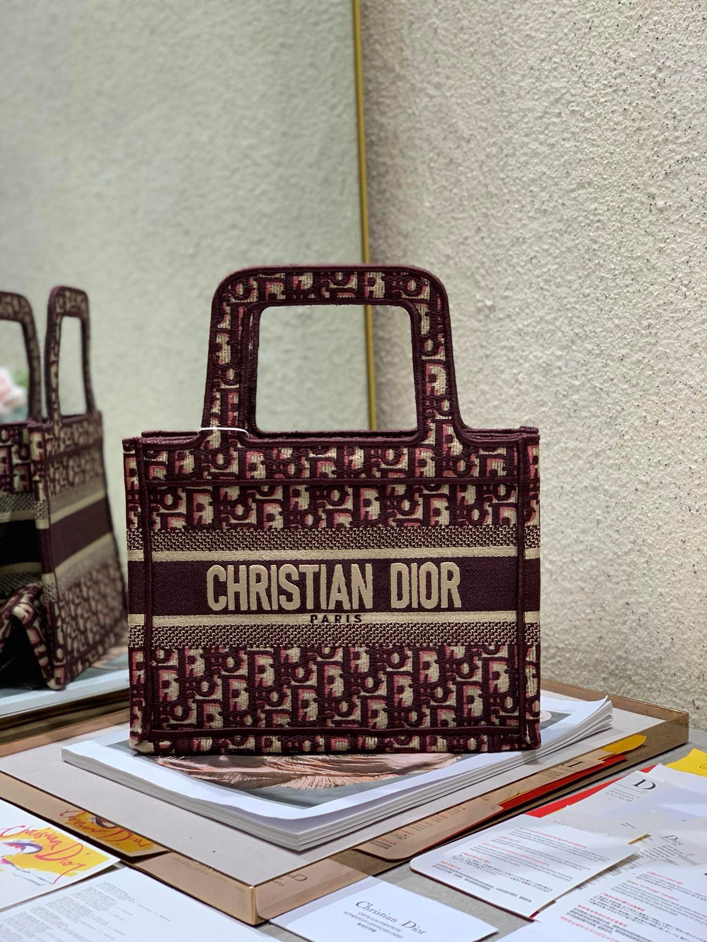 NO:719970,Event clearance, mini, original order quality, no returns or exchanges [burgundy D mini size] Dio.r Mini Book tote is a retro and fashionable concave shape item with exquisite embroidery craftsmanship perfectly presented. It can bring highlights to the match with any casual ~ This mini size is so wide that I love it8!  The small bag shape is also very convenient for decorating small things~ Whoever uses it is fashionable. It is a must-have for fairies with good looks. Style number: 1286 mini Size: 24x17x7cm, special price, dior19860909活动大清仓,迷你 原单品质,不支持退换【酒红D 迷你号】 Dio.r Mini Book tote 复古又时髦的凹造型单品精湛的刺绣工艺完美呈现 随手一搭就能给搭配带来亮点～ 这款mini号太阔爱了8！ 小小的包型装点零碎的小东西也很方便呐～ 谁用谁时髦 稀饭高颜值的小仙女必入噢. 款号:1286迷你  尺寸:24x17x7cm,特价,dior,Bag