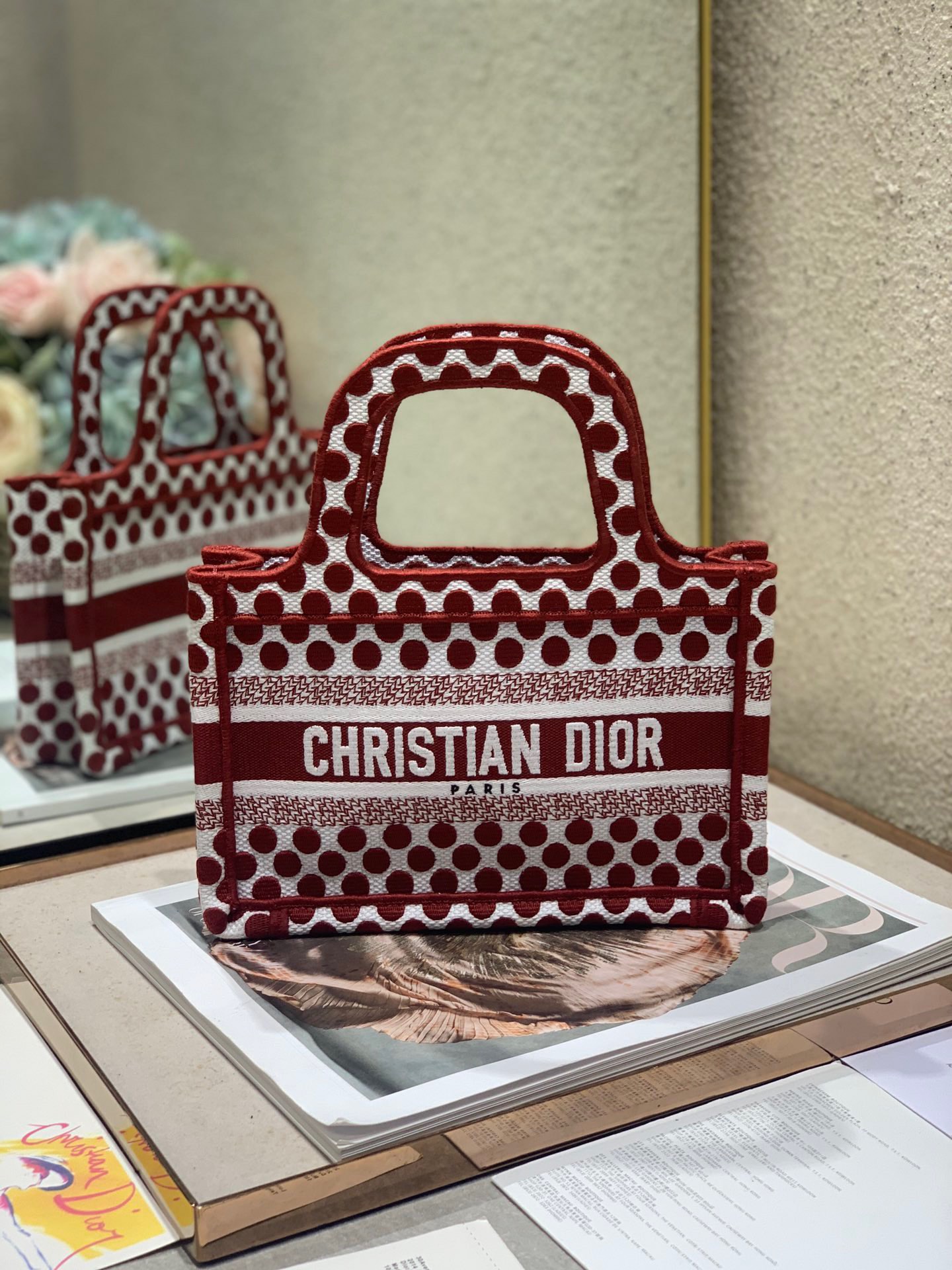 NO:719966,Event clearance, mini original order quality, no returns or exchanges [maroon dot mini size] Dio.r Mini Book tote is a retro and fashionable concave shape item with exquisite embroidery craftsmanship perfectly presented. It can bring highlights to the matching with any casual ~ This mini size is so wide that I love it8!  The small bag shape is also very convenient for decorating small things~ Whoever uses it is fashionable. It is a must-have for fairies with good looks. Style number: 1286 mini Size: 24x17x7cm, special price, dior19860909活动大清仓,迷你 原单品质,不支持退换【枣红点 迷你号】 Dio.r Mini Book tote 复古又时髦的凹造型单品精湛的刺绣工艺完美呈现 随手一搭就能给搭配带来亮点～ 这款mini号太阔爱了8！ 小小的包型装点零碎的小东西也很方便呐～ 谁用谁时髦 稀饭高颜值的小仙女必入噢. 款号:1286迷你  尺寸:24x17x7cm,特价,dior,Bag