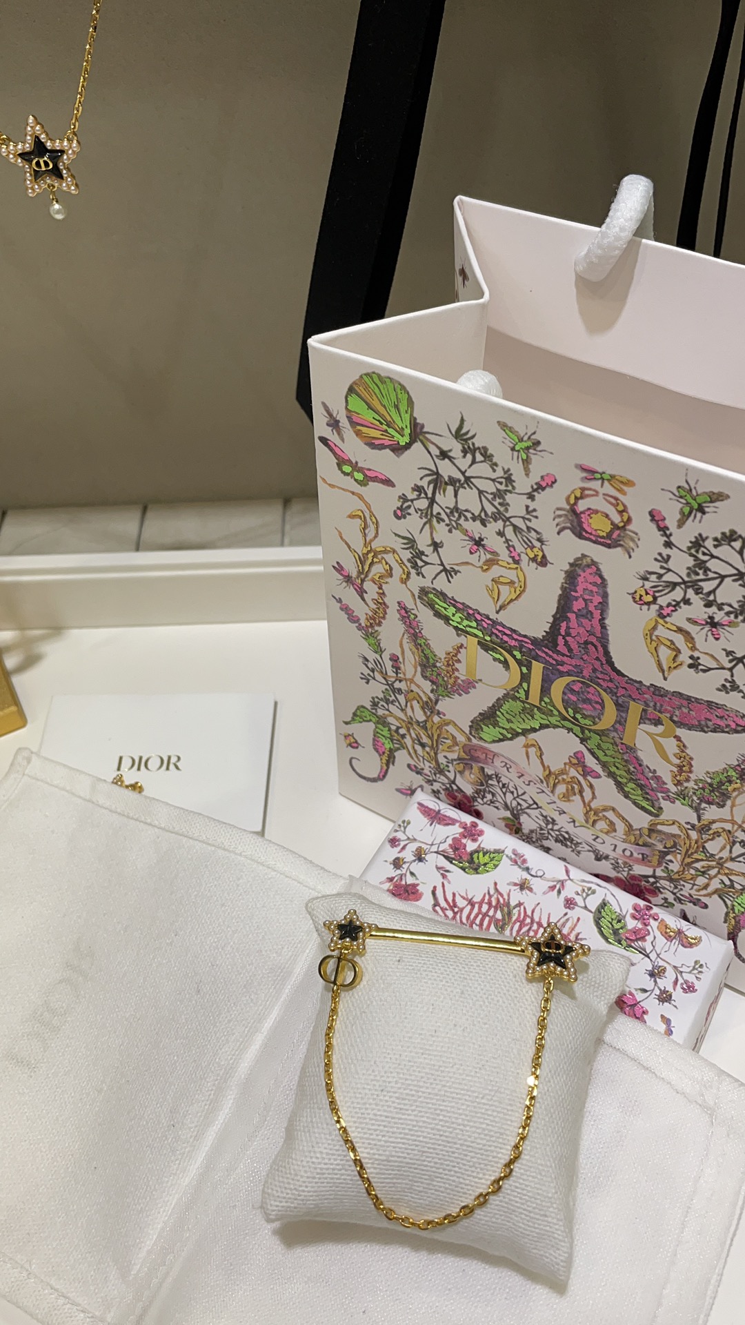 NO:631153,88170. The brooch arrived today. The new gold CD navy blue star chain brooch. The five-pointed star is inlaid with a circle of millet beads. Smart and playful. The real thing is super cute and full of atmosphere. Highly recommended. Z consistent brass material. The latest model in 25 years. Buy it and earn money, brooch, breastpin, Cardia high-end jewelry.1986090988170.今日到货胸针 新款金色CD藏蓝色星星链条胸针 五角星外镶一圈小米珠 灵动又俏皮 实物超级可爱氛围感满满强烈推荐 z一致黄铜材质 25年最新款买到赚到,,brooch，breastpin,卡迪亚高端饰品,Jewelry