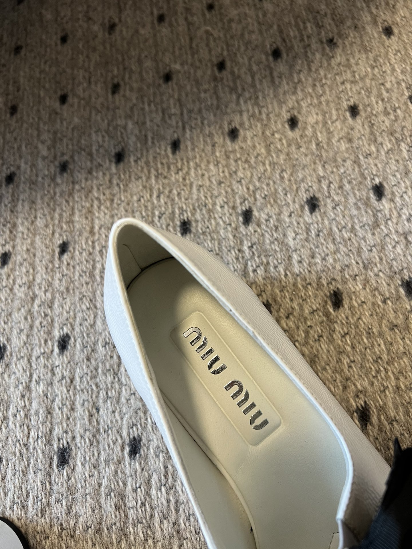 
Miu Miu | 缪缪 2025早春新品蝴蝶结粗跟玛丽珍

专柜主打最新走秀款 蝴蝶结复古玛丽珍粗跟