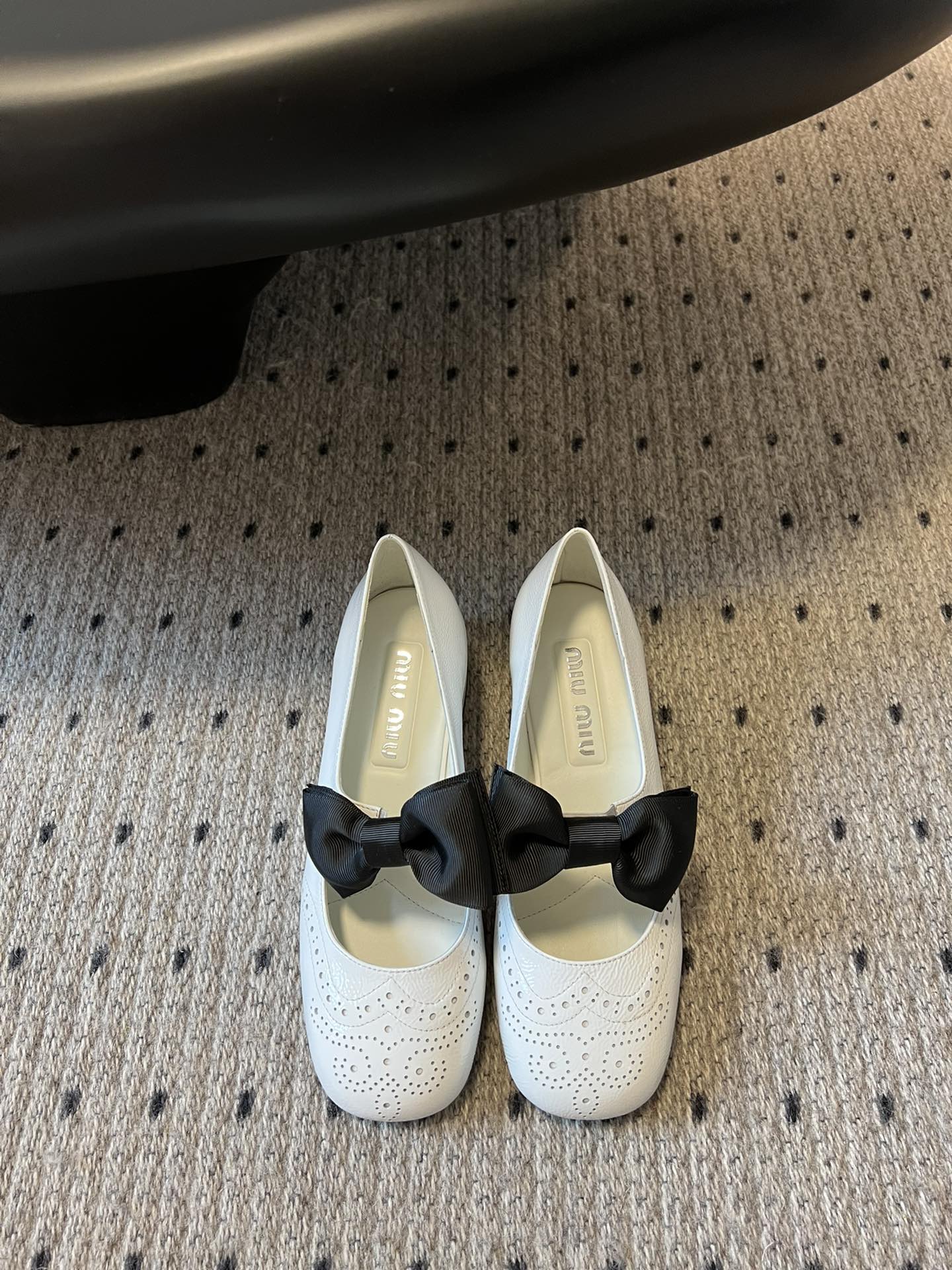 
Miu Miu | 缪缪 2025早春新品蝴蝶结粗跟玛丽珍

专柜主打最新走秀款 蝴蝶结复古玛丽珍粗跟