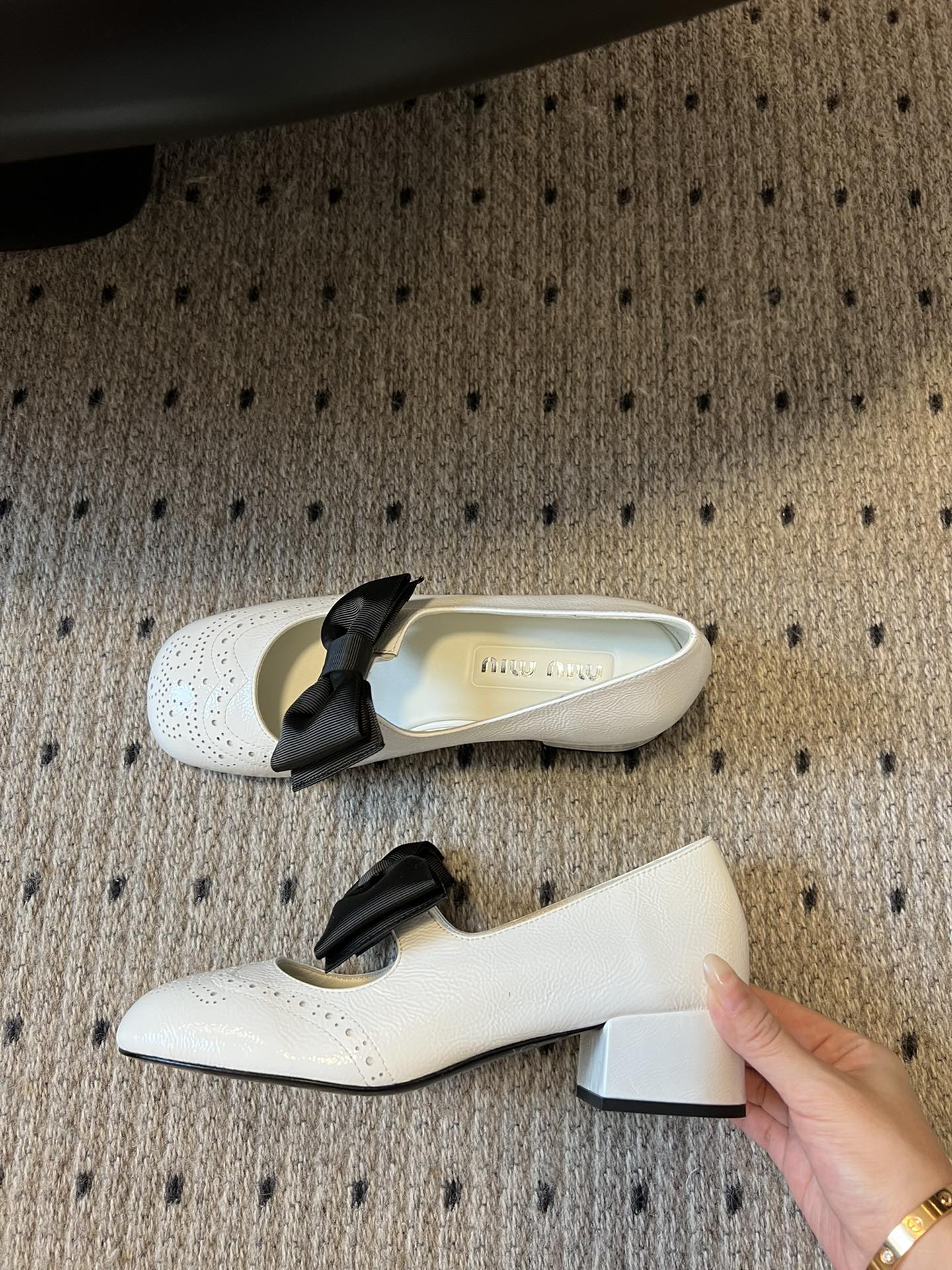 
Miu Miu | 缪缪 2025早春新品蝴蝶结粗跟玛丽珍

专柜主打最新走秀款 蝴蝶结复古玛丽珍粗跟
