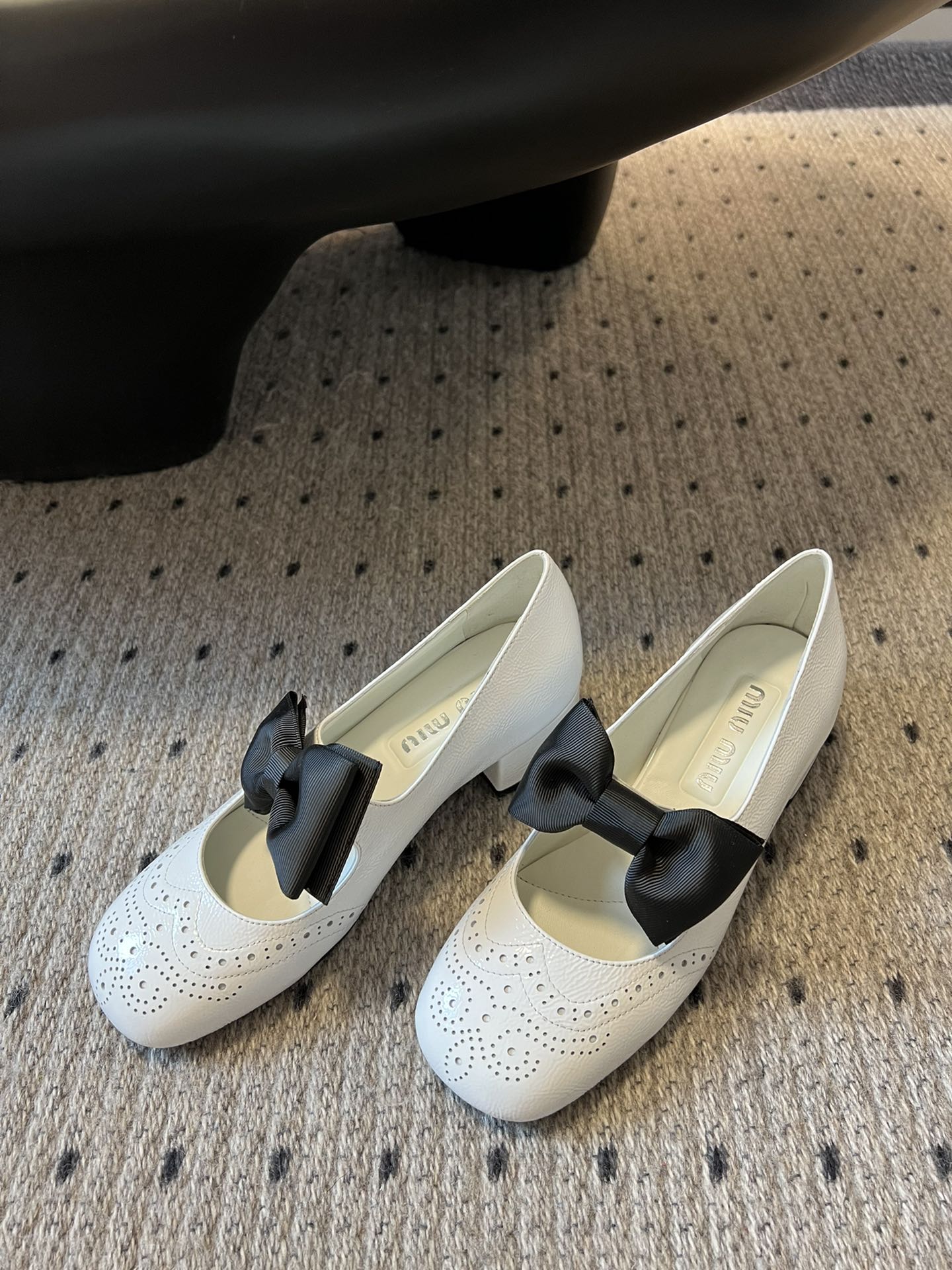 
Miu Miu | 缪缪 2025早春新品蝴蝶结粗跟玛丽珍

专柜主打最新走秀款 蝴蝶结复古玛丽珍粗跟