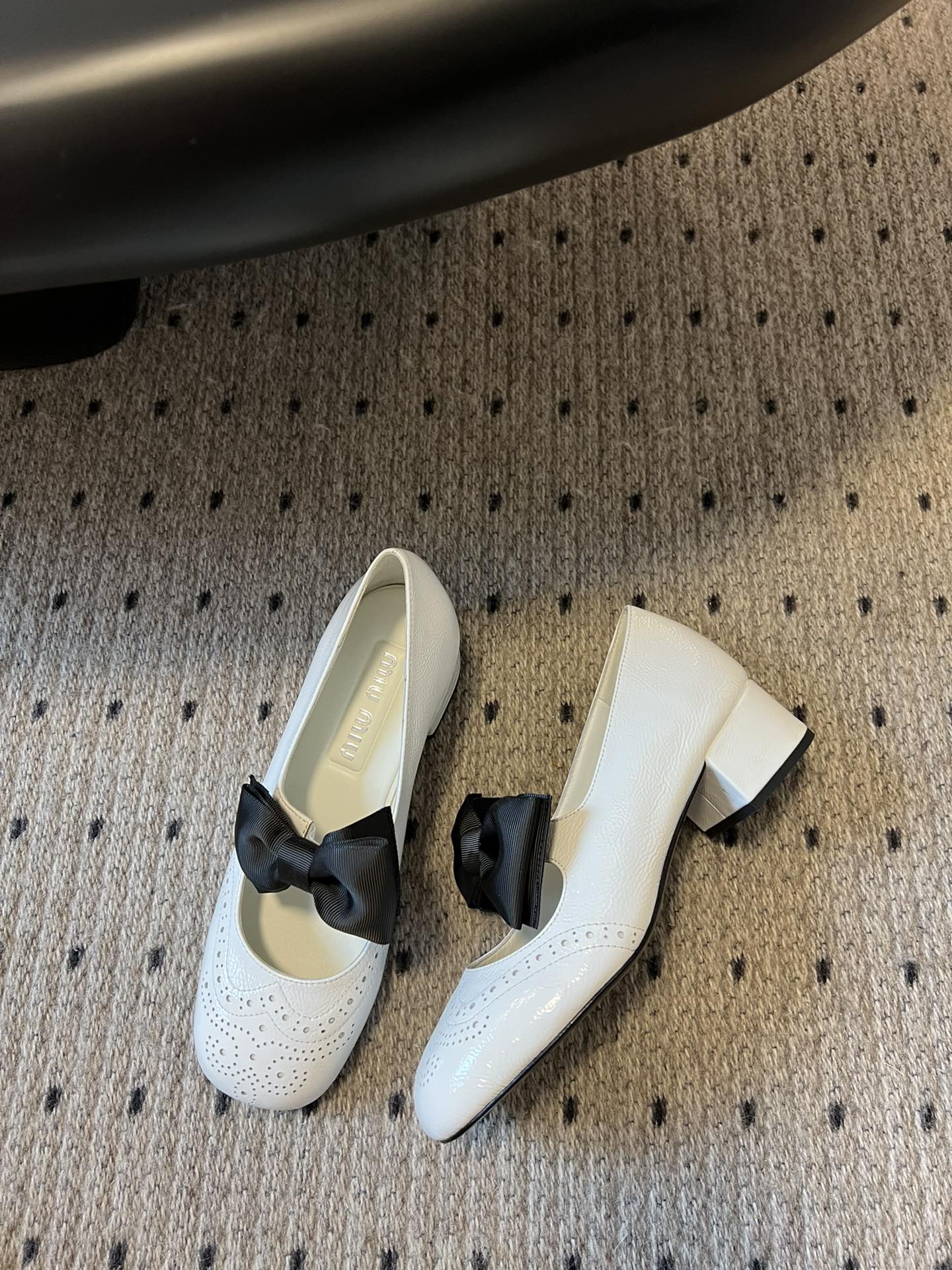 
Miu Miu | 缪缪 2025早春新品蝴蝶结粗跟玛丽珍

专柜主打最新走秀款 蝴蝶结复古玛丽珍粗跟
