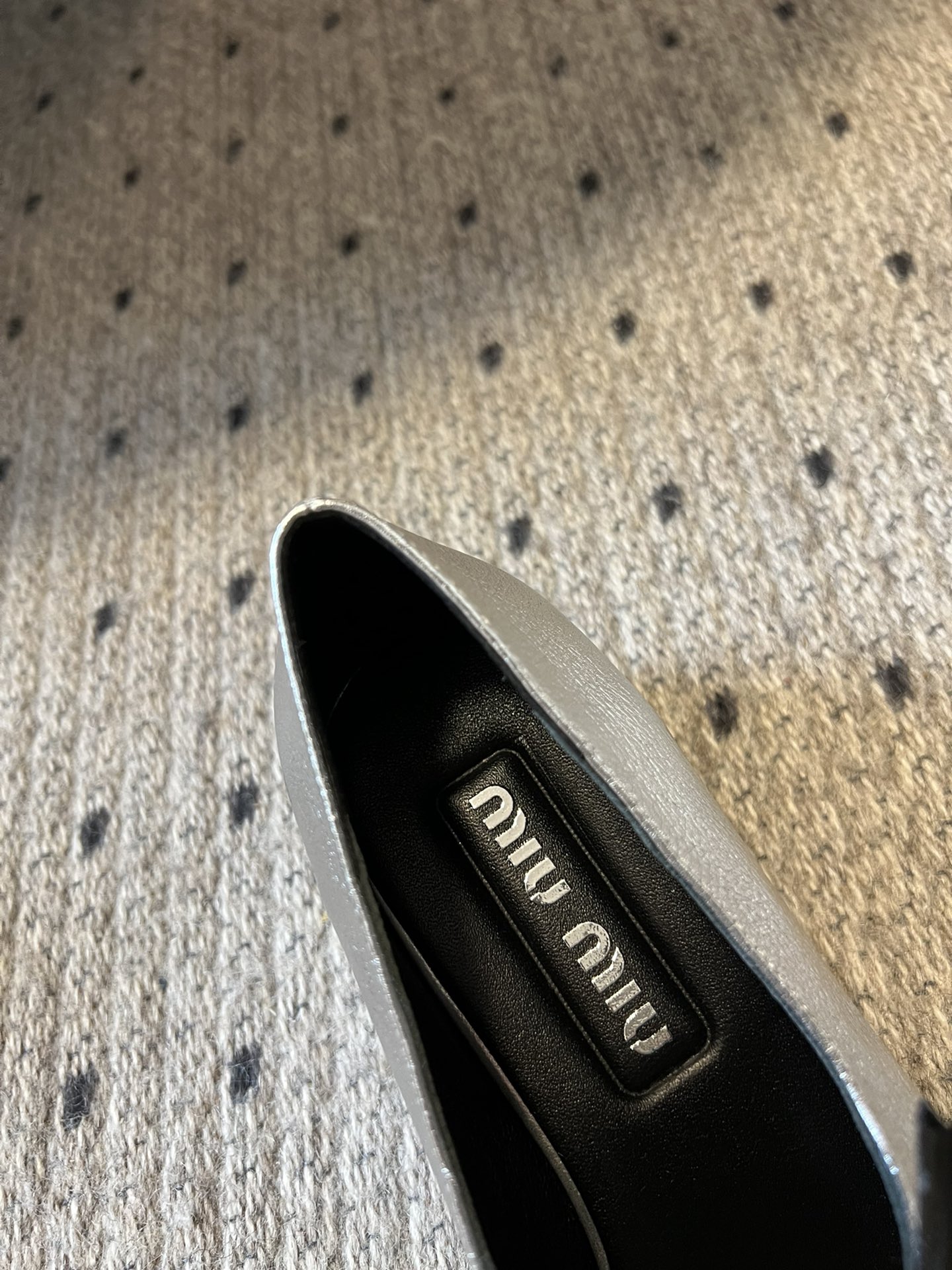 
Miu Miu | 缪缪 2025早春新品蝴蝶结粗跟玛丽珍

专柜主打最新走秀款 蝴蝶结复古玛丽珍粗跟