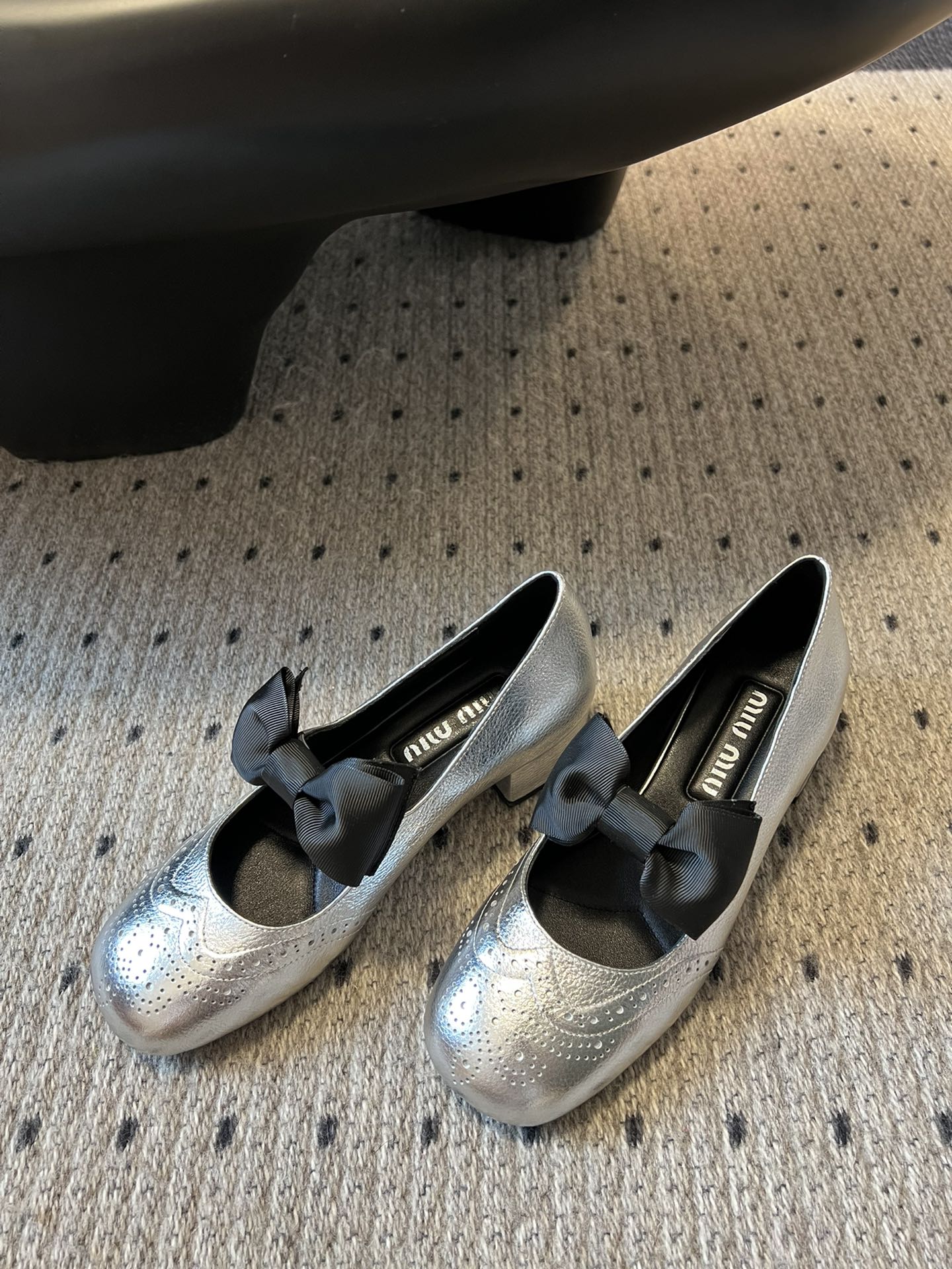 
Miu Miu | 缪缪 2025早春新品蝴蝶结粗跟玛丽珍

专柜主打最新走秀款 蝴蝶结复古玛丽珍粗跟