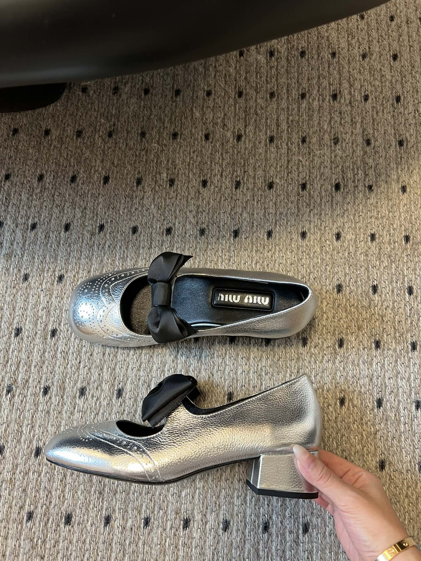 
Miu Miu | 缪缪 2025早春新品蝴蝶结粗跟玛丽珍

专柜主打最新走秀款 蝴蝶结复古玛丽珍粗跟