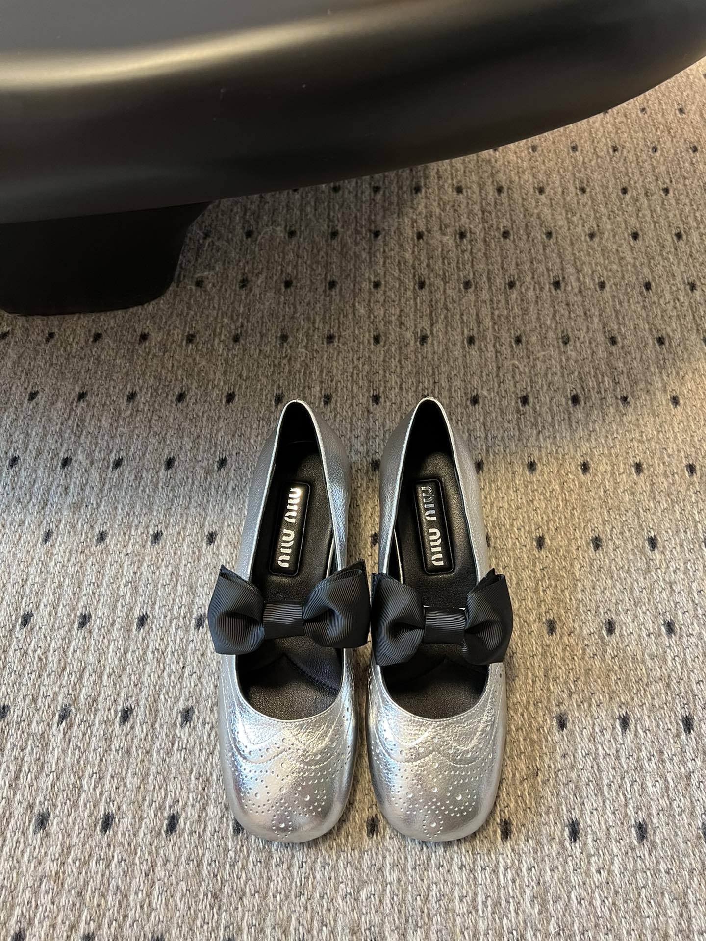
Miu Miu | 缪缪 2025早春新品蝴蝶结粗跟玛丽珍

专柜主打最新走秀款 蝴蝶结复古玛丽珍粗跟