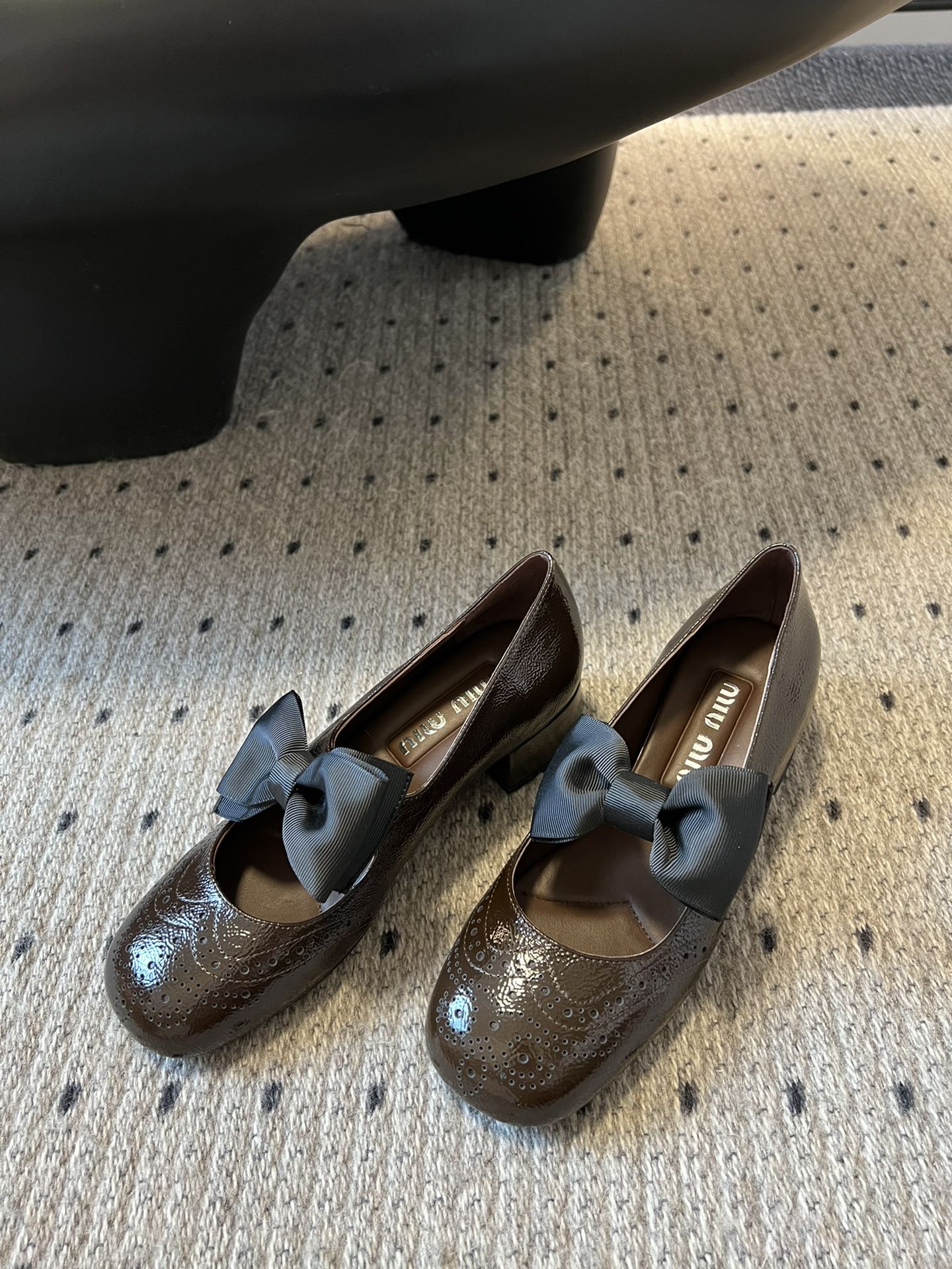 
Miu Miu | 缪缪 2025早春新品蝴蝶结粗跟玛丽珍

专柜主打最新走秀款 蝴蝶结复古玛丽珍粗跟