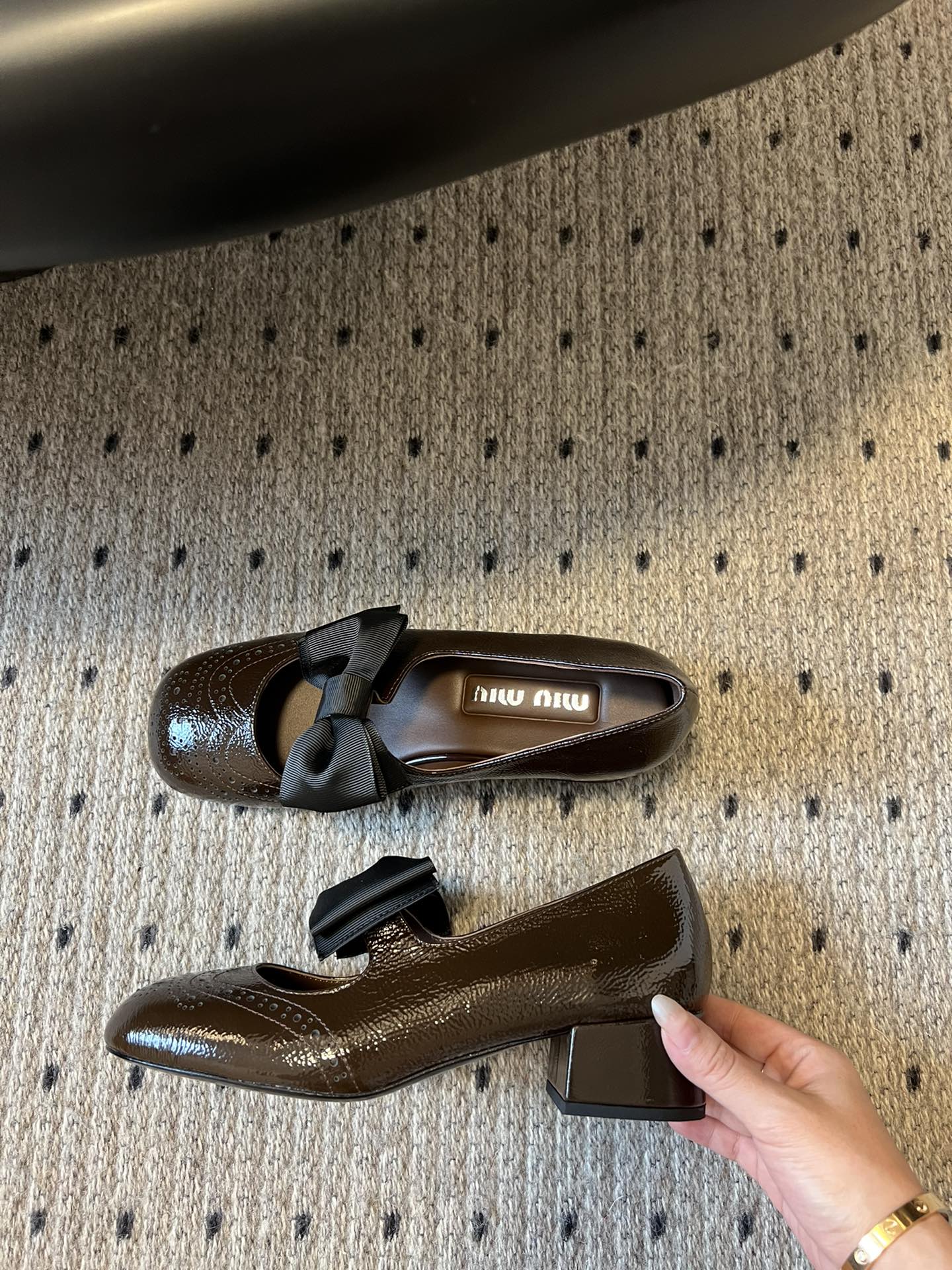 
Miu Miu | 缪缪 2025早春新品蝴蝶结粗跟玛丽珍

专柜主打最新走秀款 蝴蝶结复古玛丽珍粗跟