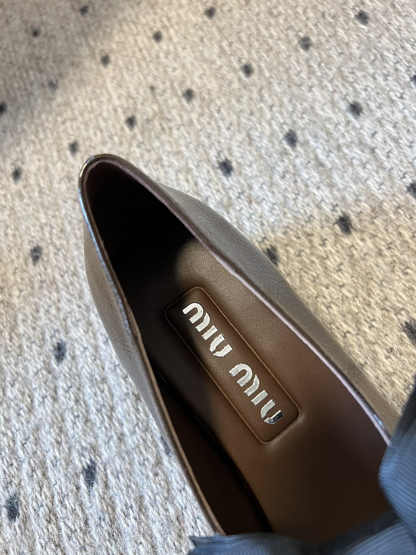 
Miu Miu | 缪缪 2025早春新品蝴蝶结粗跟玛丽珍

专柜主打最新走秀款 蝴蝶结复古玛丽珍粗跟