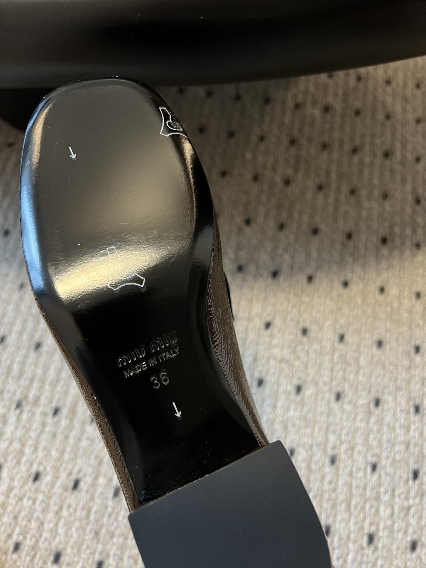 
Miu Miu | 缪缪 2025早春新品蝴蝶结粗跟玛丽珍

专柜主打最新走秀款 蝴蝶结复古玛丽珍粗跟
