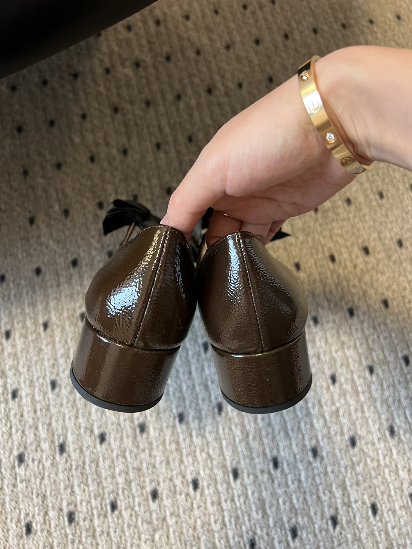 
Miu Miu | 缪缪 2025早春新品蝴蝶结粗跟玛丽珍

专柜主打最新走秀款 蝴蝶结复古玛丽珍粗跟