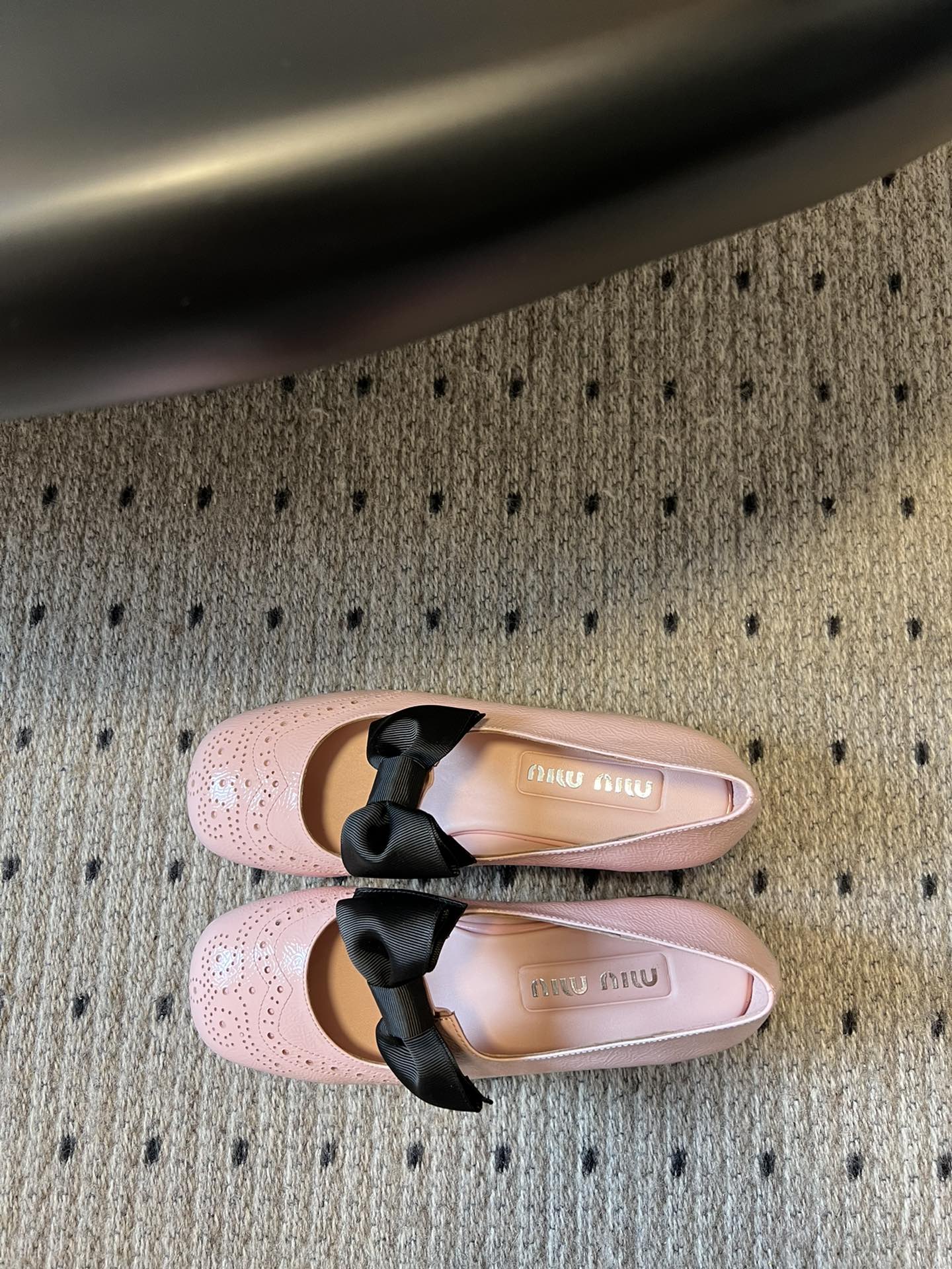 
Miu Miu | 缪缪 2025早春新品蝴蝶结粗跟玛丽珍

专柜主打最新走秀款 蝴蝶结复古玛丽珍粗跟