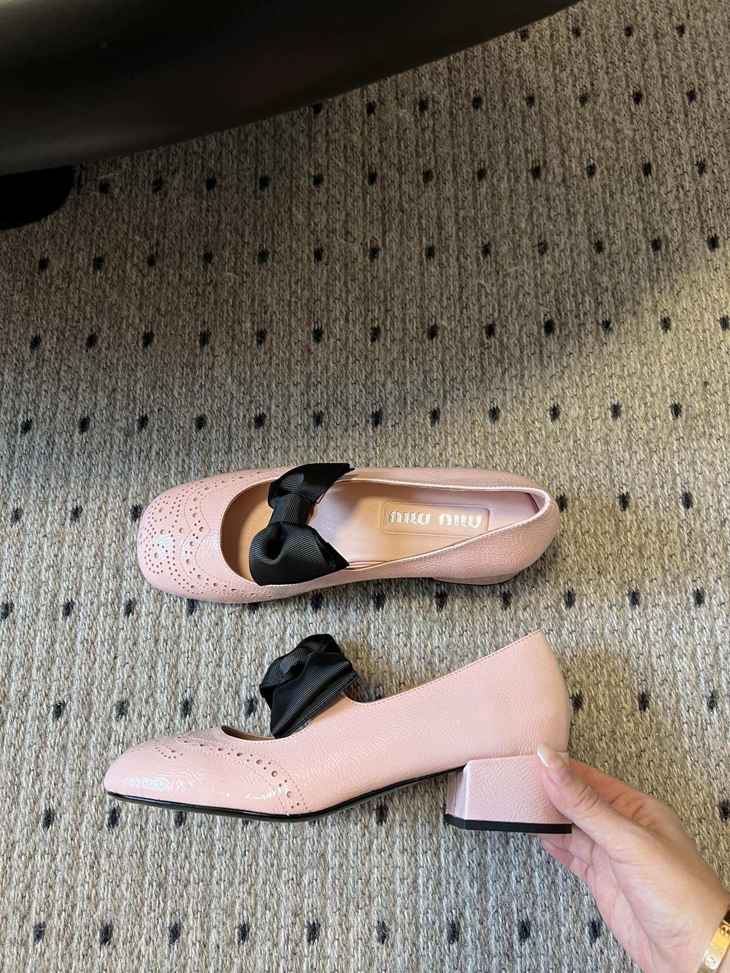 
Miu Miu | 缪缪 2025早春新品蝴蝶结粗跟玛丽珍

专柜主打最新走秀款 蝴蝶结复古玛丽珍粗跟