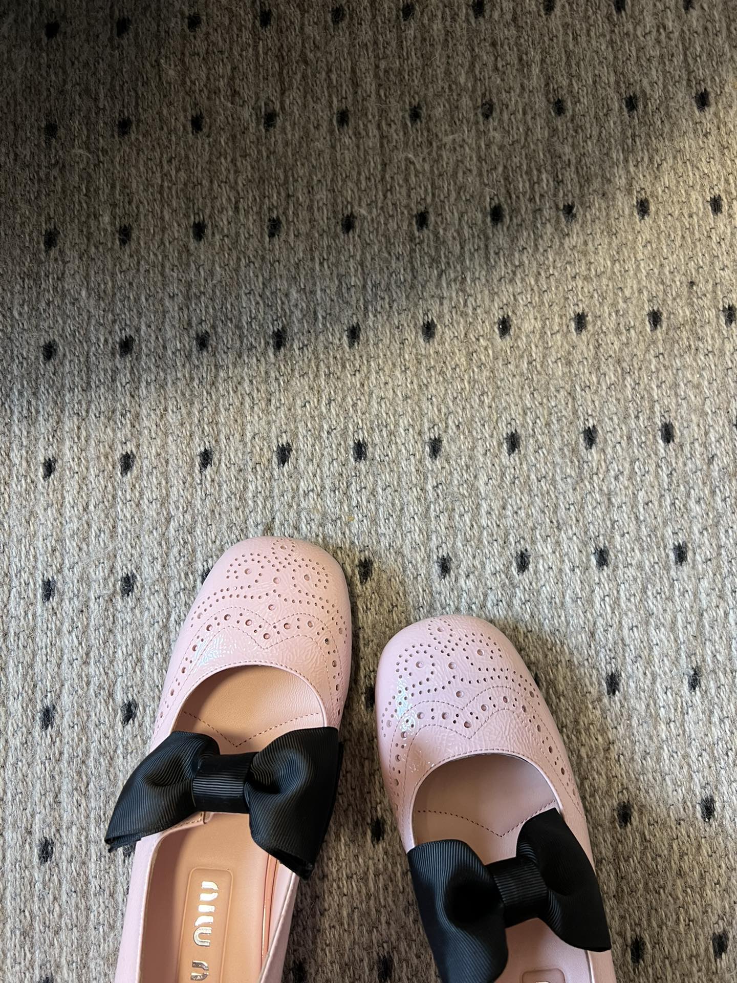 
Miu Miu | 缪缪 2025早春新品蝴蝶结粗跟玛丽珍

专柜主打最新走秀款 蝴蝶结复古玛丽珍粗跟