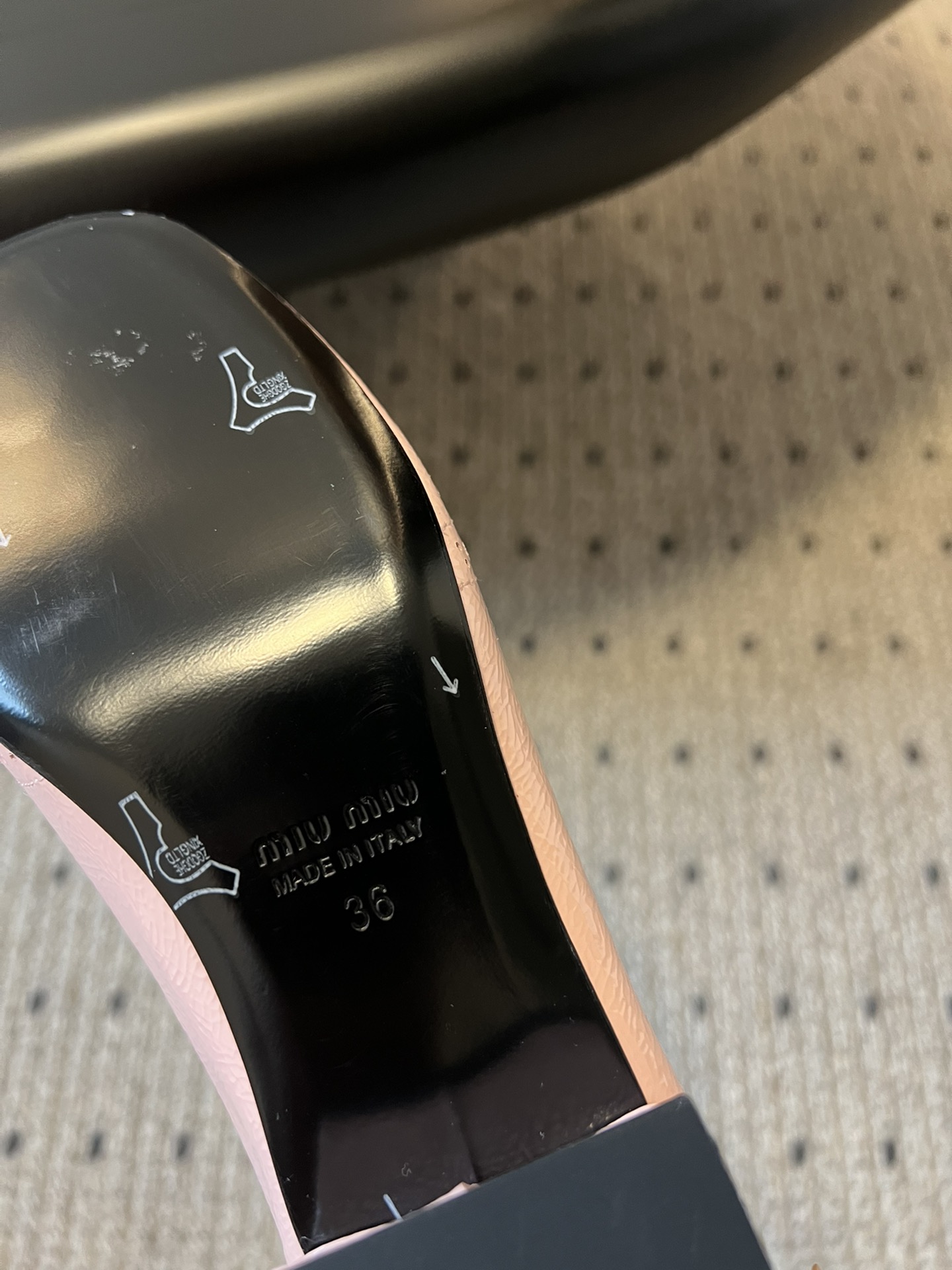 
Miu Miu | 缪缪 2025早春新品蝴蝶结粗跟玛丽珍

专柜主打最新走秀款 蝴蝶结复古玛丽珍粗跟
