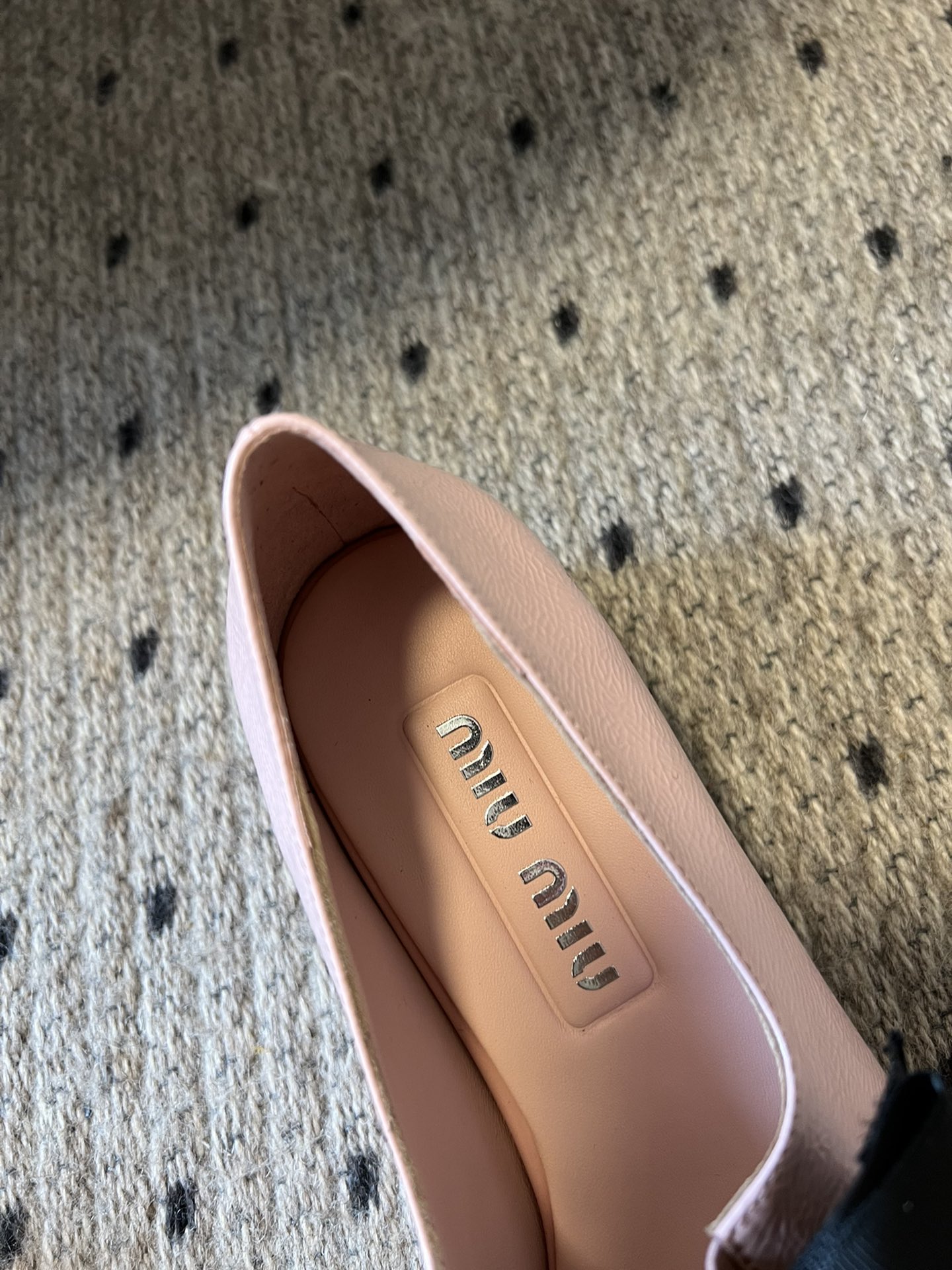 
Miu Miu | 缪缪 2025早春新品蝴蝶结粗跟玛丽珍

专柜主打最新走秀款 蝴蝶结复古玛丽珍粗跟