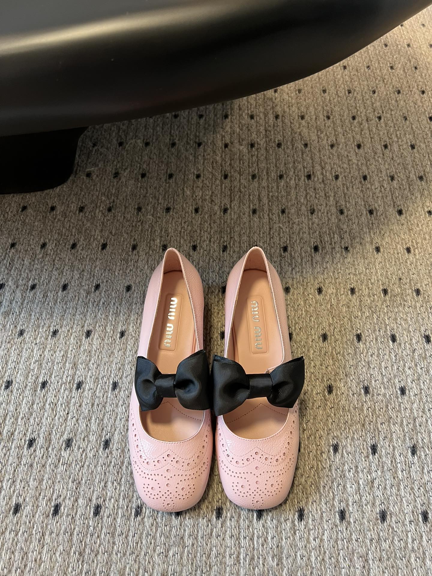 
Miu Miu | 缪缪 2025早春新品蝴蝶结粗跟玛丽珍

专柜主打最新走秀款 蝴蝶结复古玛丽珍粗跟