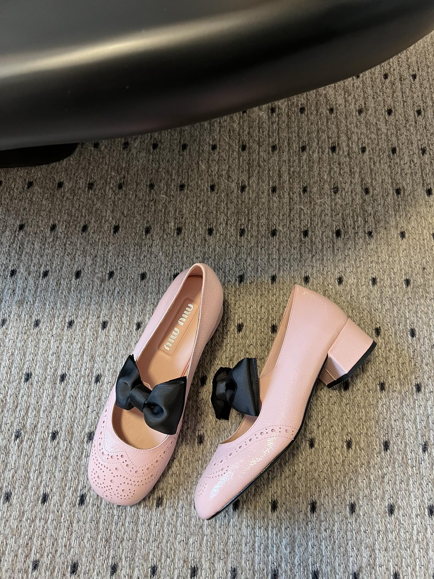 
Miu Miu | 缪缪 2025早春新品蝴蝶结粗跟玛丽珍

专柜主打最新走秀款 蝴蝶结复古玛丽珍粗跟