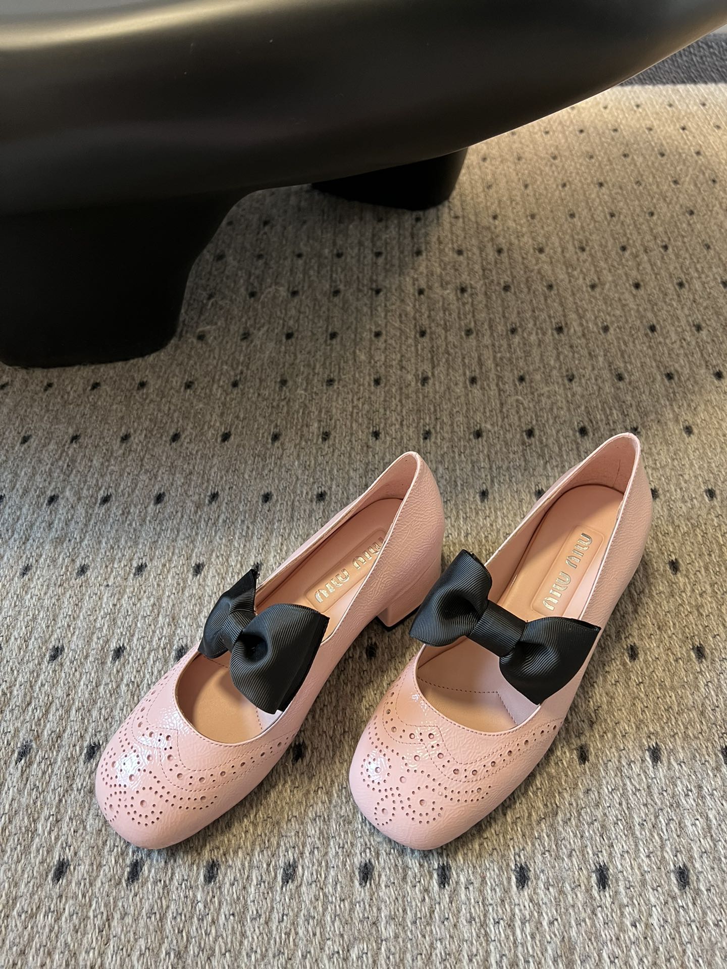 
Miu Miu | 缪缪 2025早春新品蝴蝶结粗跟玛丽珍

专柜主打最新走秀款 蝴蝶结复古玛丽珍粗跟