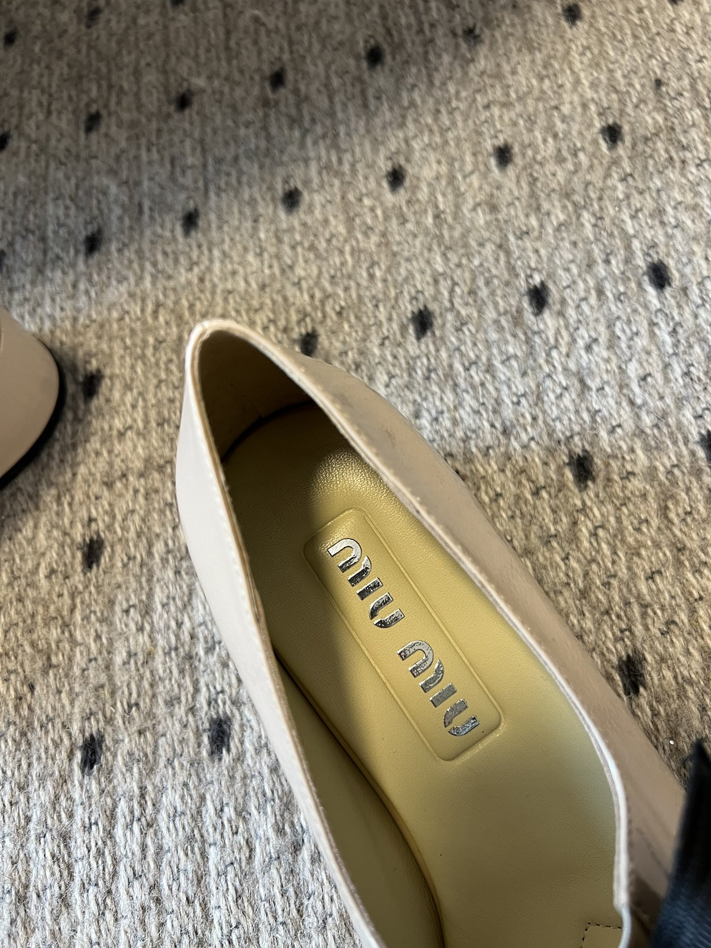 
Miu Miu | 缪缪 2025早春新品蝴蝶结粗跟玛丽珍

专柜主打最新走秀款 蝴蝶结复古玛丽珍粗跟