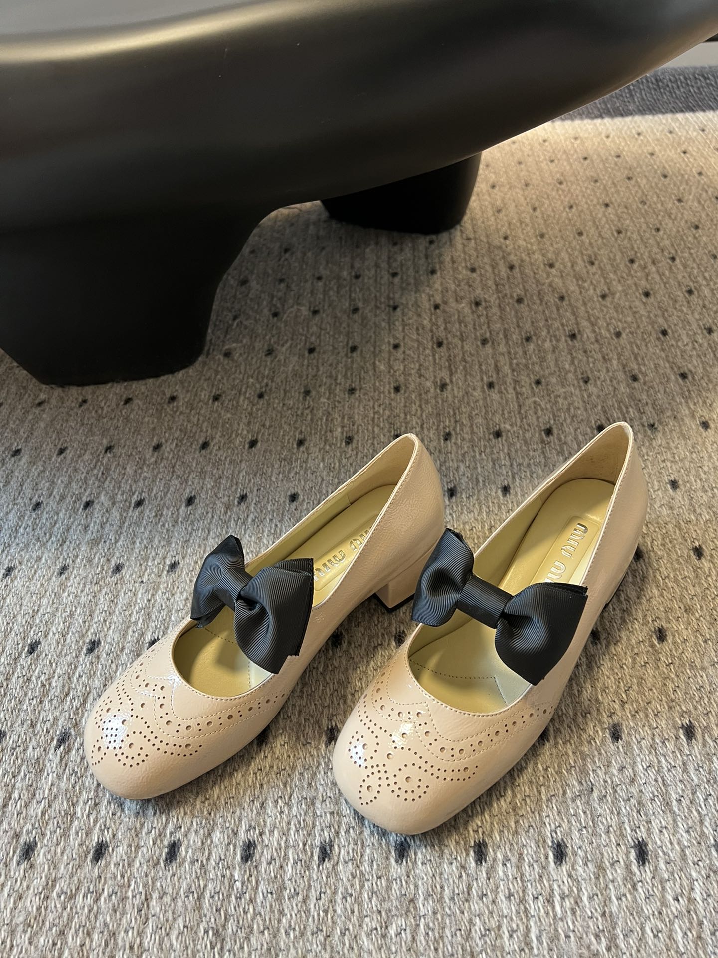 
Miu Miu | 缪缪 2025早春新品蝴蝶结粗跟玛丽珍

专柜主打最新走秀款 蝴蝶结复古玛丽珍粗跟